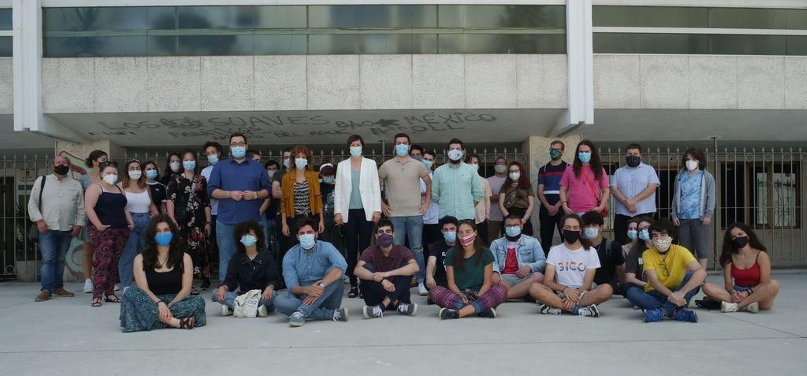 Ana Pontón (centro) visitou onte Vigo para manter un encontro coa mocidade nacionalista.