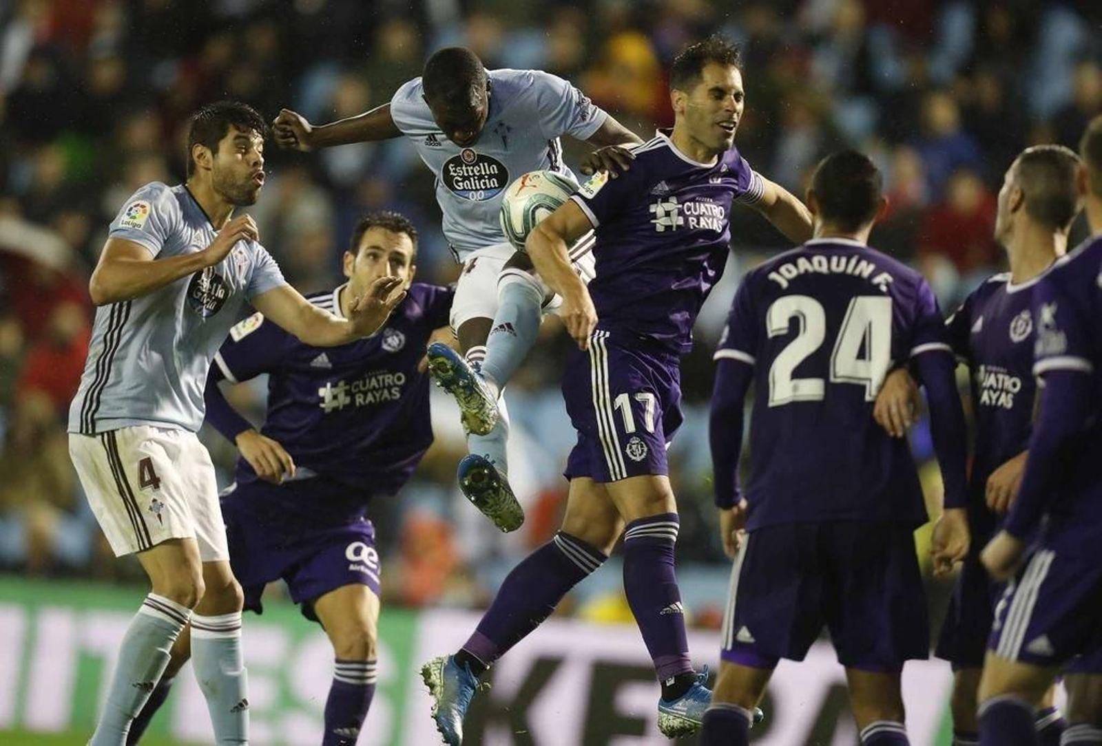 Otra de las múltiples facetas de Pape en el juego celeste en su aportación cuando el balón vuela.