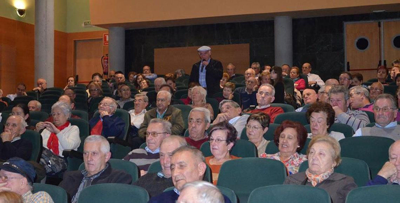 Retornados asturianos asistentes a la charla informativa de la AEERA en Gijón.