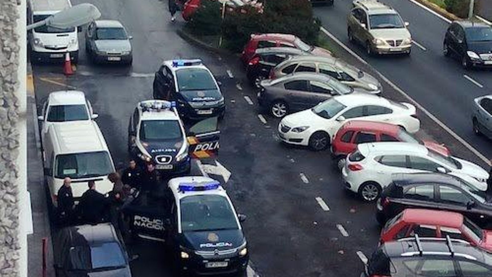 La Policía Nacional deteniendo al atracador.