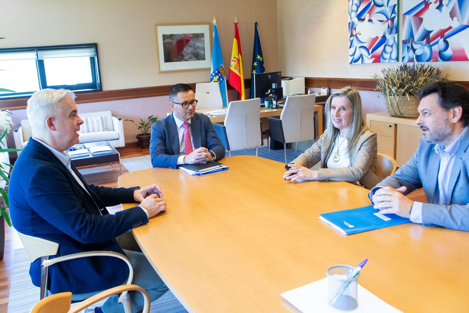 González ultima los detalles de la visita con los delegados de la Xunta en Buenos Aires y Montevideo, Alejandro Roberto López y Mª Elvira Domínguez, respectivamente, en compañía del secretario xeral da Emigración.