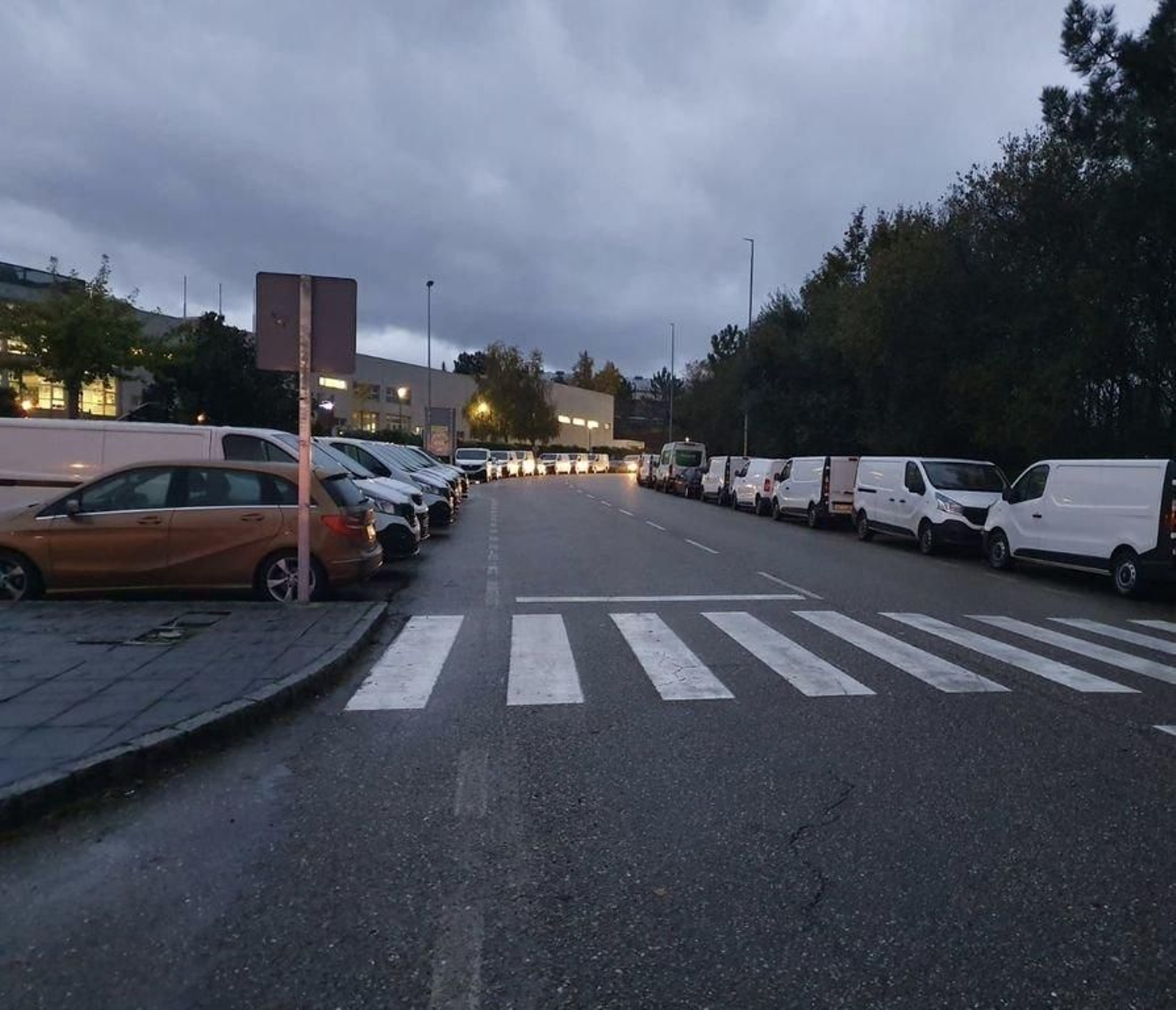 Las furgonetas acaparan la  zona de aparcamiento de turismos.
