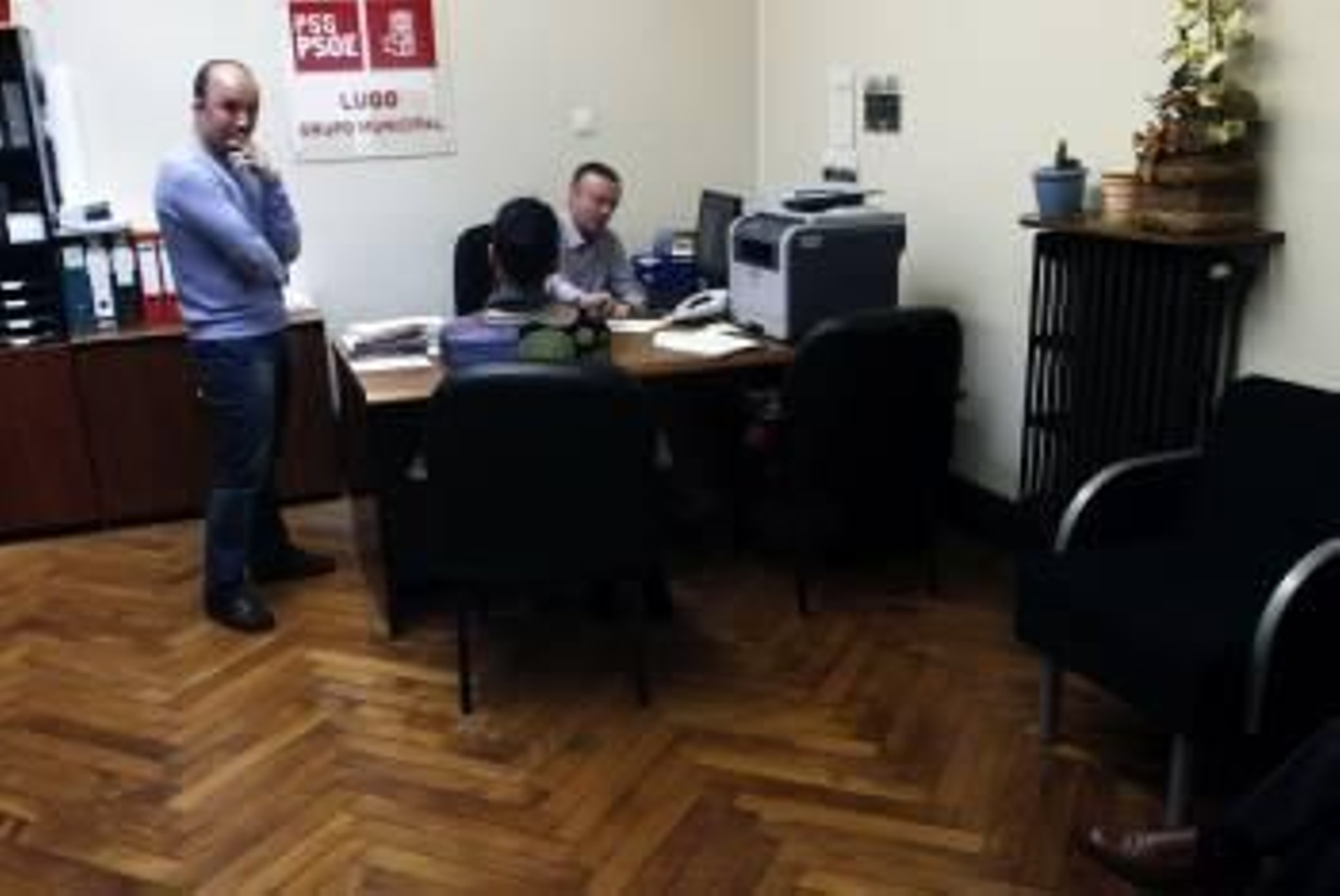 Un momento del registro en la sede del grupo municipal del PSdeG en el Concello de Lugo, el jueves. (Foto: ELISEO TRIGO)