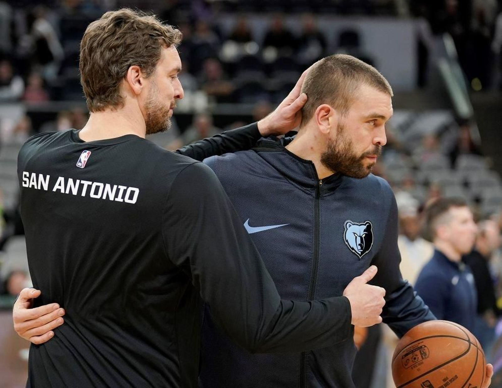 Pau y Marc Gasol se saludan antes del partido entre Spurs y Grizzlies.