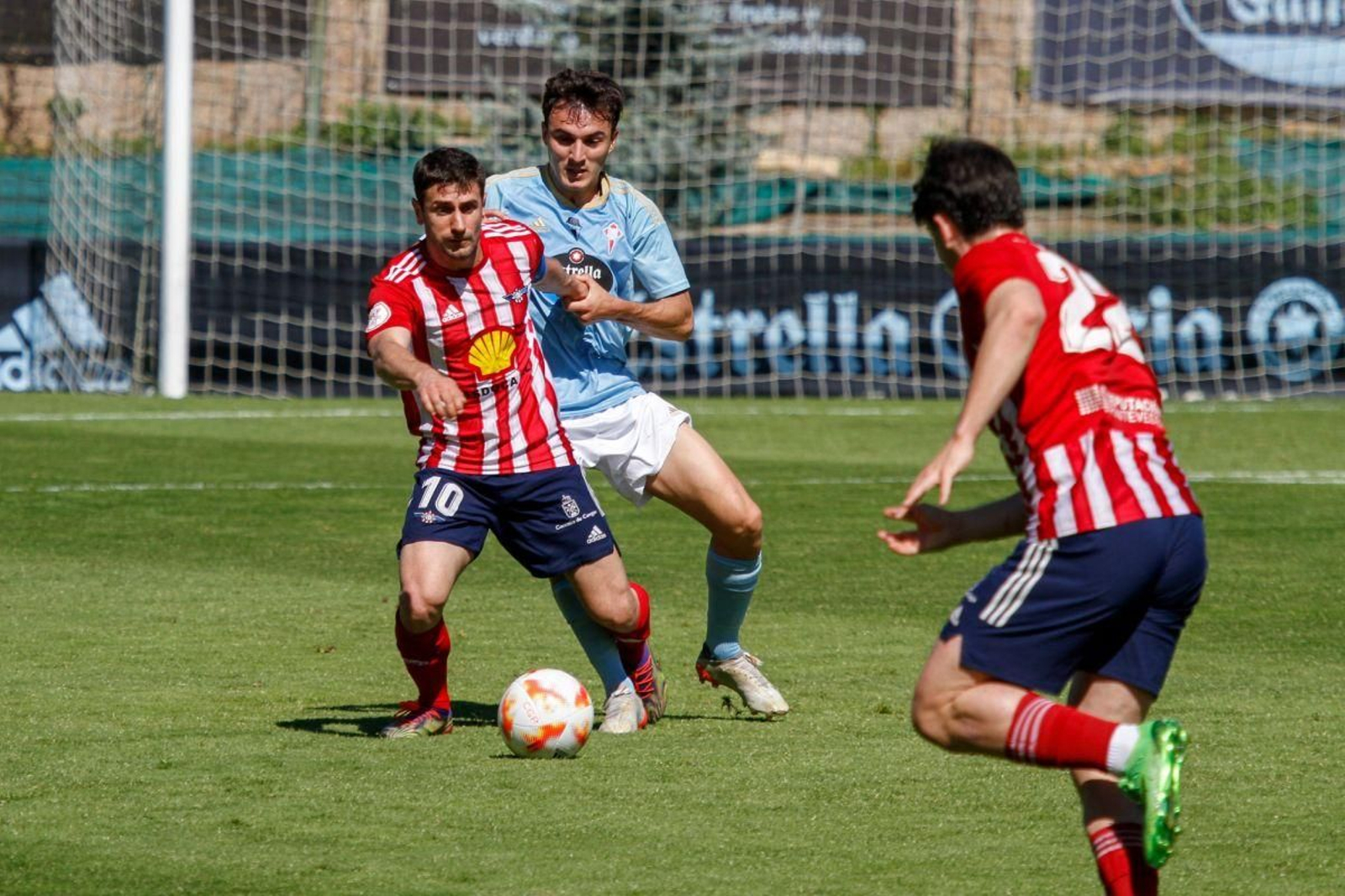 El Alondras sacó ayer un punto ante el Viveiro.