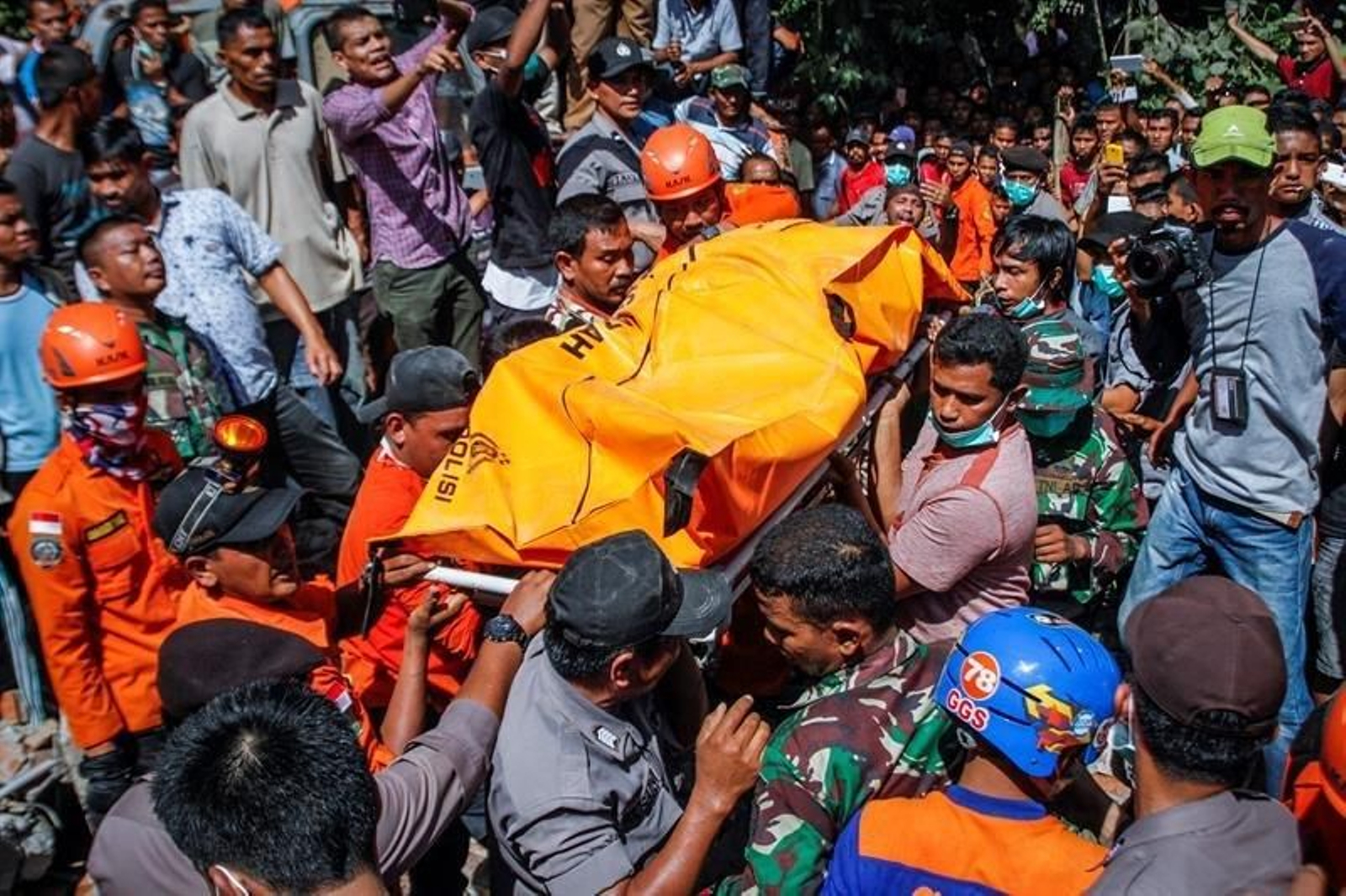 Miembros de los servicios trasladan el cuerpo sin vida de una de las víctimas tras el terremoto de 6,5 grados