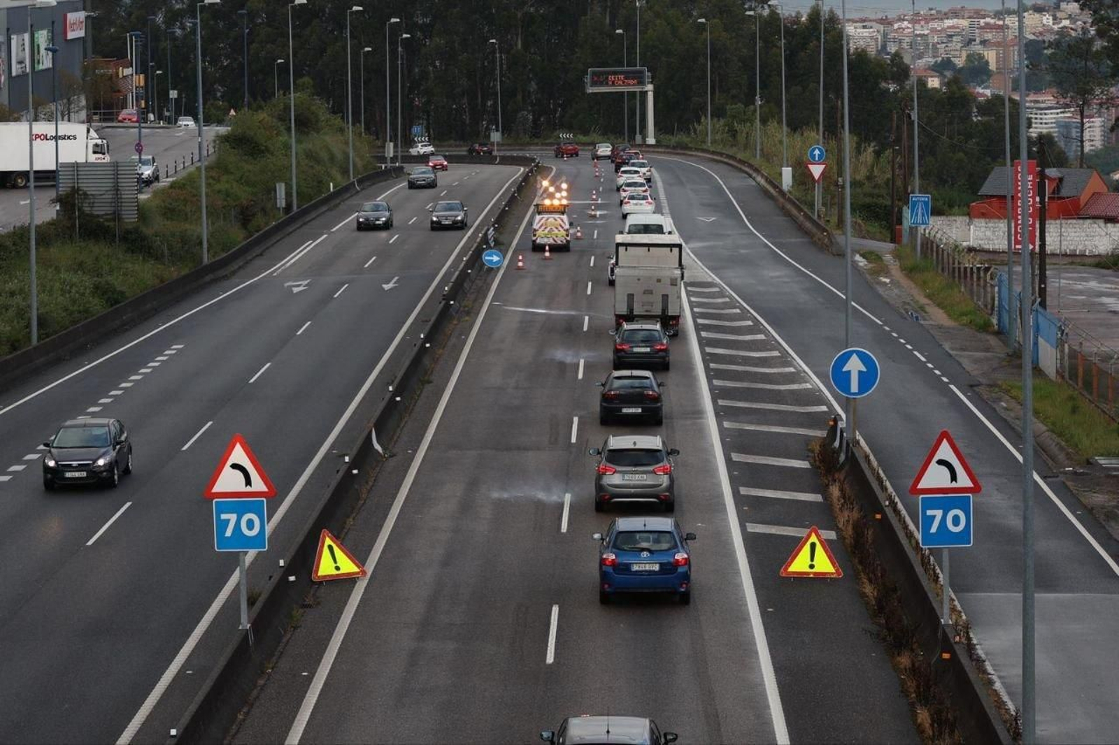 La mancha de aceite dejó inutilizado un tramo de uno de los dos carriles. // Alberte