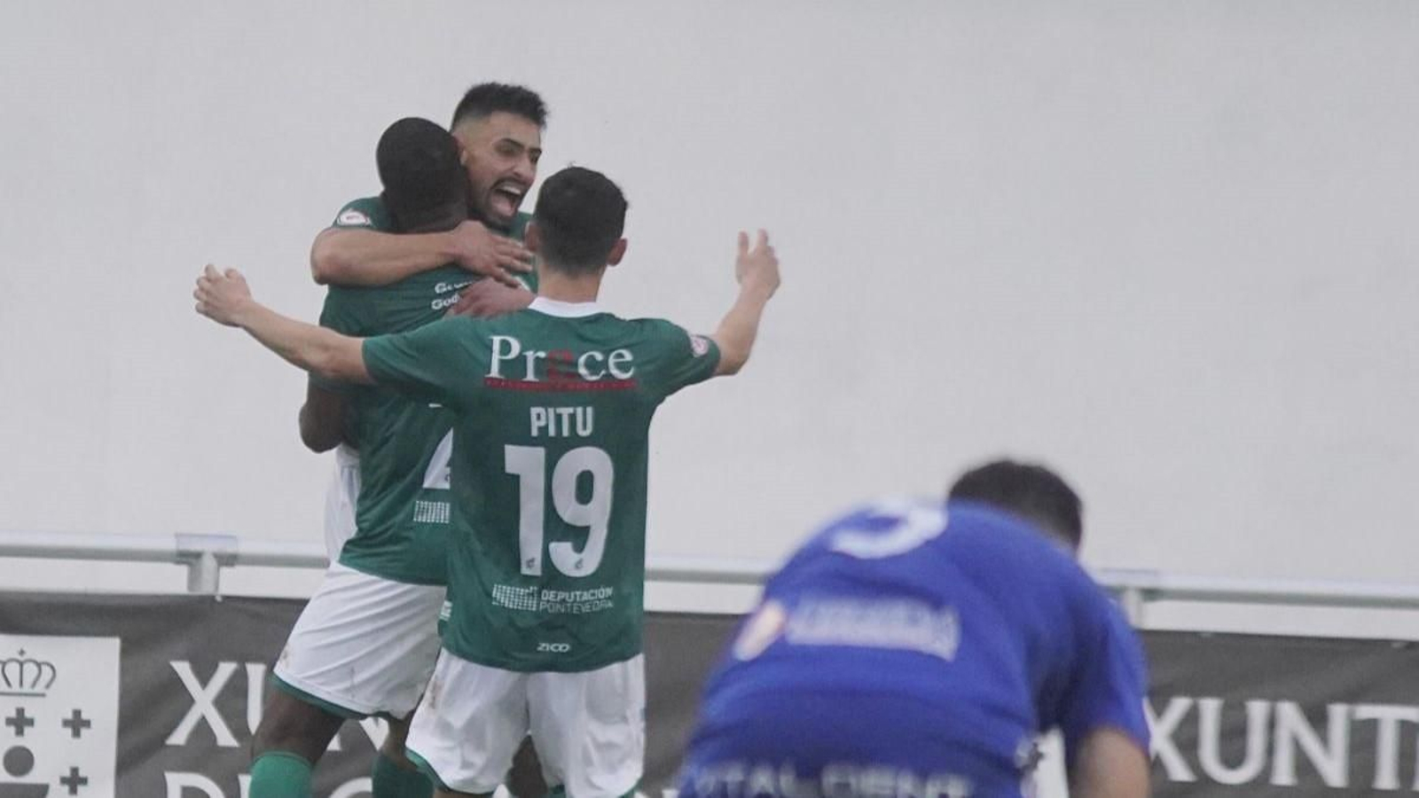 Davicín, brillante ayer con su potencia y sus desmarques, celebra un gol junto a Vander Teles y a Pitu