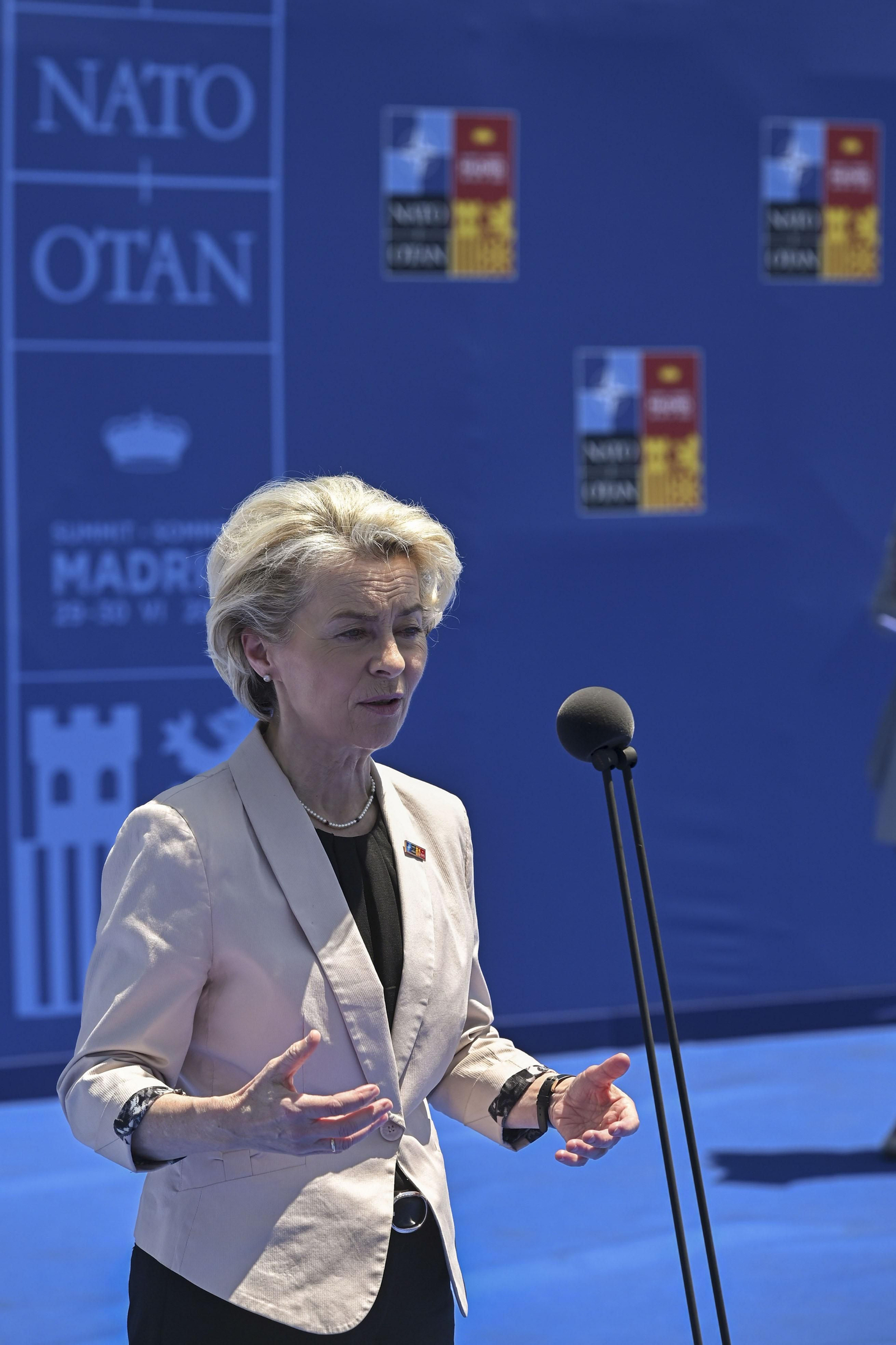 La presidenta de la Comisión Europea, Ursula von der Leyen, a su llegada a la primera jornada de la cumbre de la OTAN que se celebra este miércoles en el recinto de Ifema, en Madrid. EFE/FERNANDO VILLAR