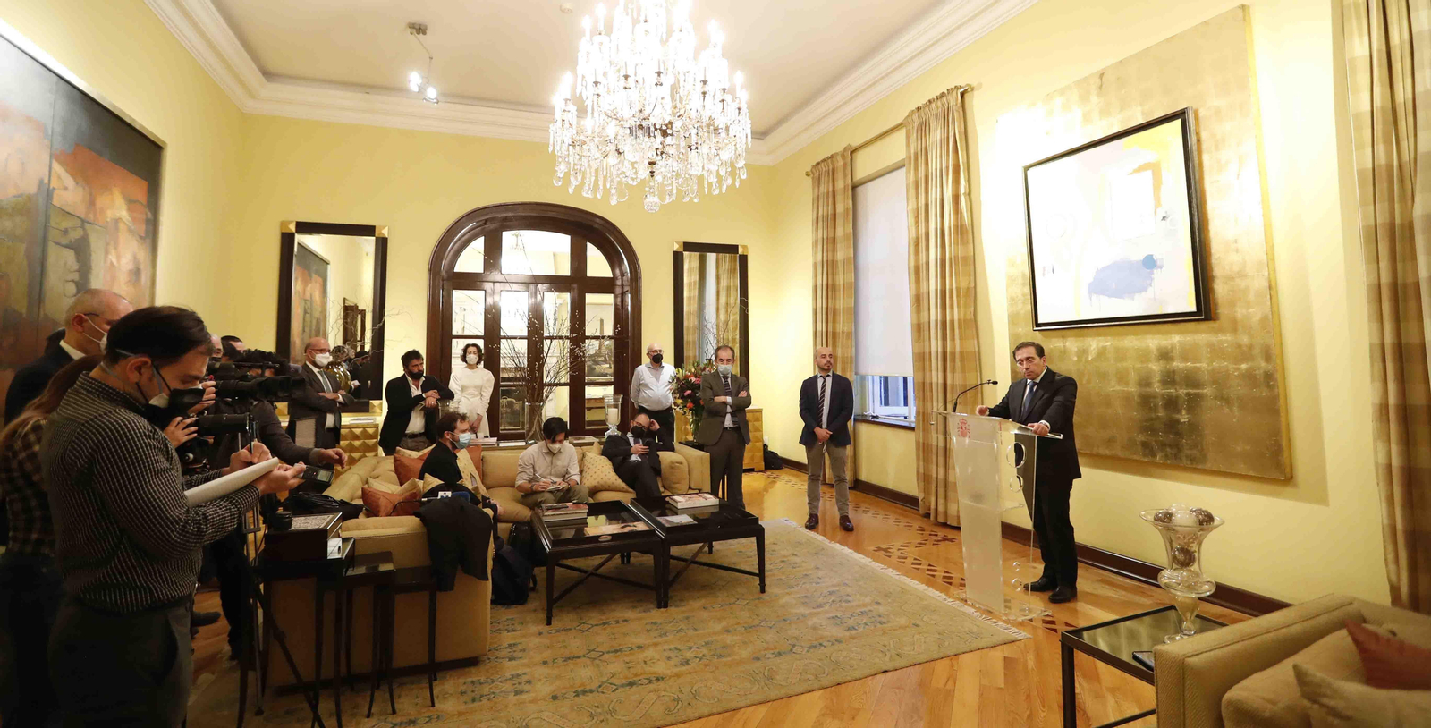 El ministro español de Asuntos Exteriores, Unión Europea y Cooperación, José Manuel Albares (d), habla durante una rueda de prensa en la Residencia de España en la Ciudad de México. EFE/ Mario Guzmán
