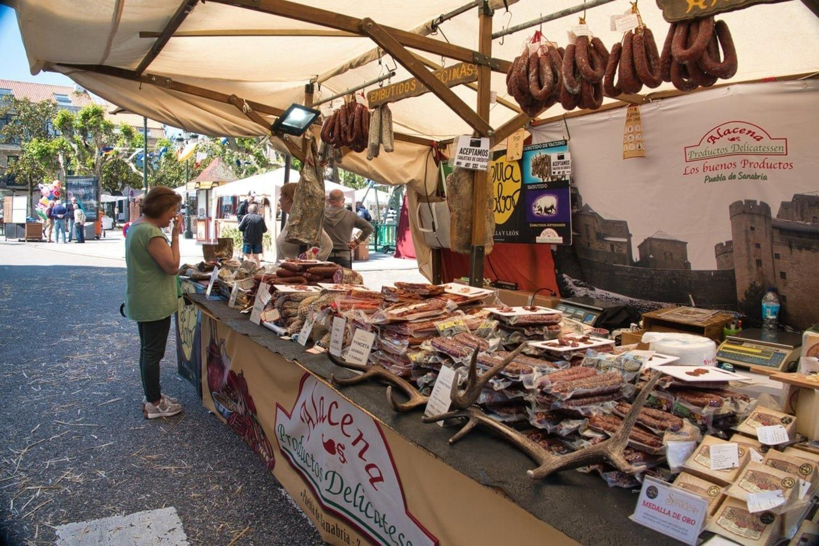 Uno de los cien puestos de A Brincadeira, la mayoría de comida.