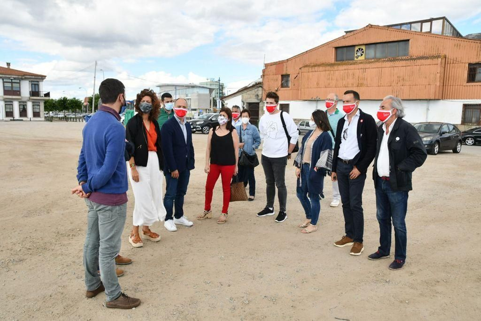 David Regades e parte da lista do PSdeG con Fátima Abal en Cambados.