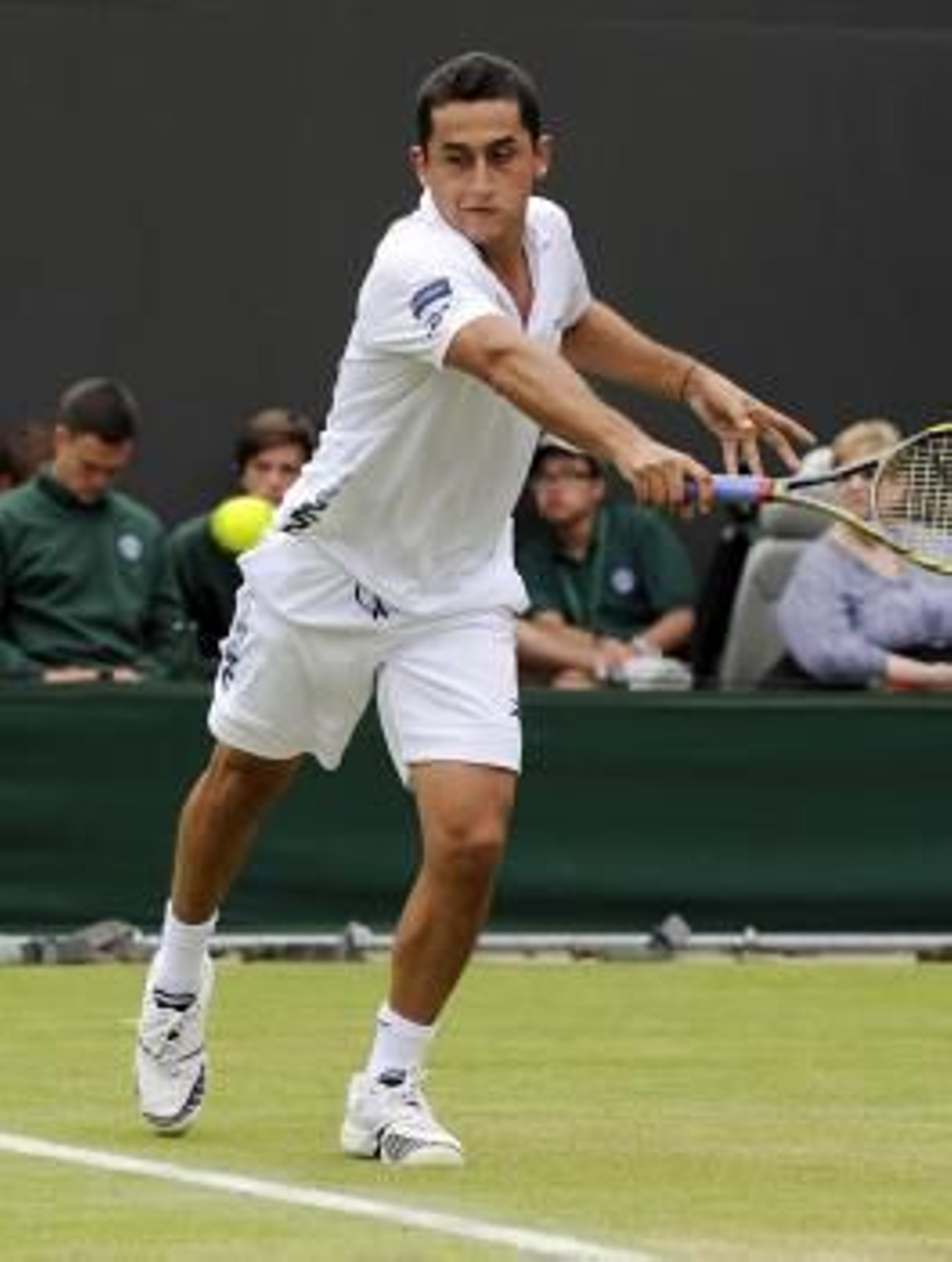 El tenista español Nicolás Almagro le devuelve la bola (Foto: EFE)