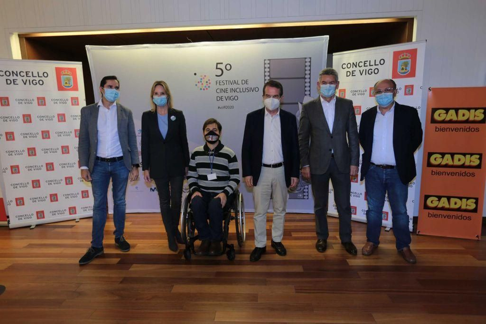 El festival de Cine Inclusivo comenzó ayer sus proyecciones. De derecha a izquierda, Abel Losada, Santos Héctor, el alcalde Abel Caballero, el director Gonzalo Segura, Marta Fernández- Tapias y Jacobo Sutil, de Agadic.