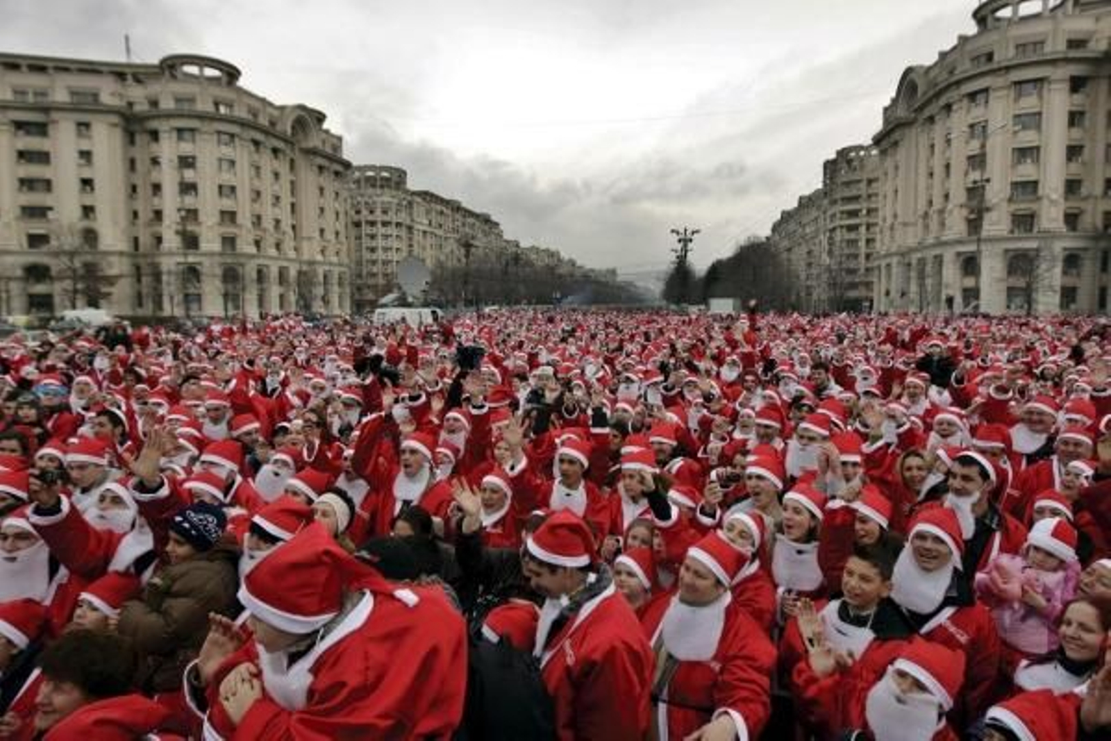 Robert Ghment (Foto: Marcha de Papa Noel en Bucarest.)