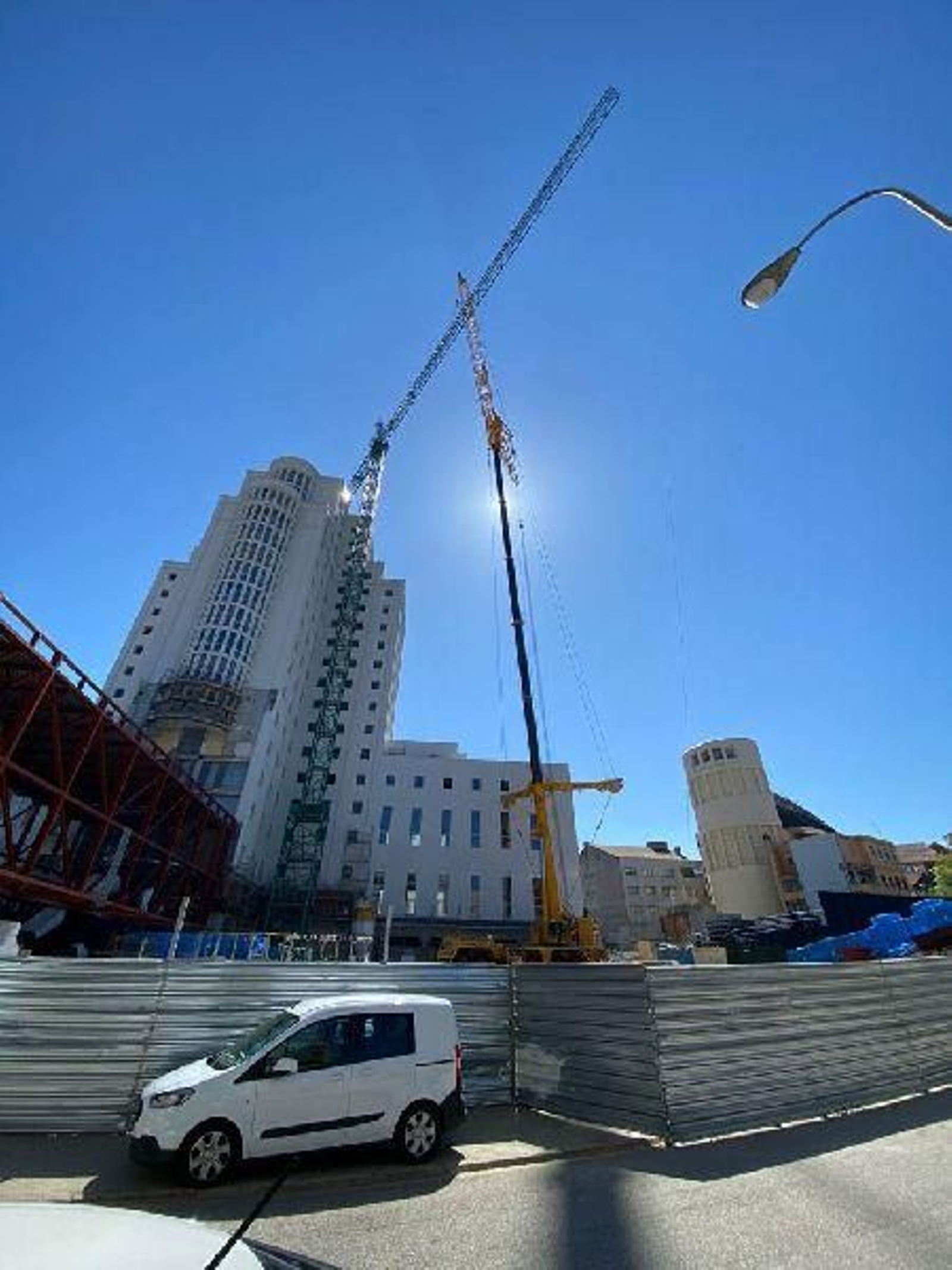 Desmontan la grúa de la Ciudad de la Justicia de Vigo _ Alberte 10