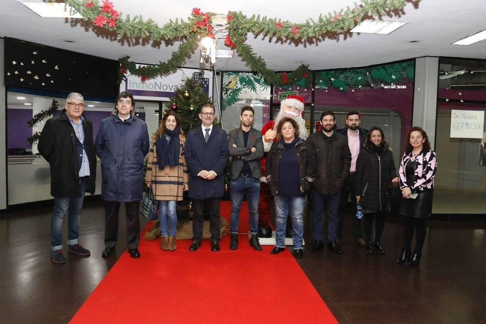 Victorino Fernández, presidente de Aetravi; el delegado Ignacio López-Chaves; la directora xeral, Sol Vázquez; y edil de Comercio, Ángel Rivas  y otros miembros de Aetravi presentaron  la campaña de Navidad.