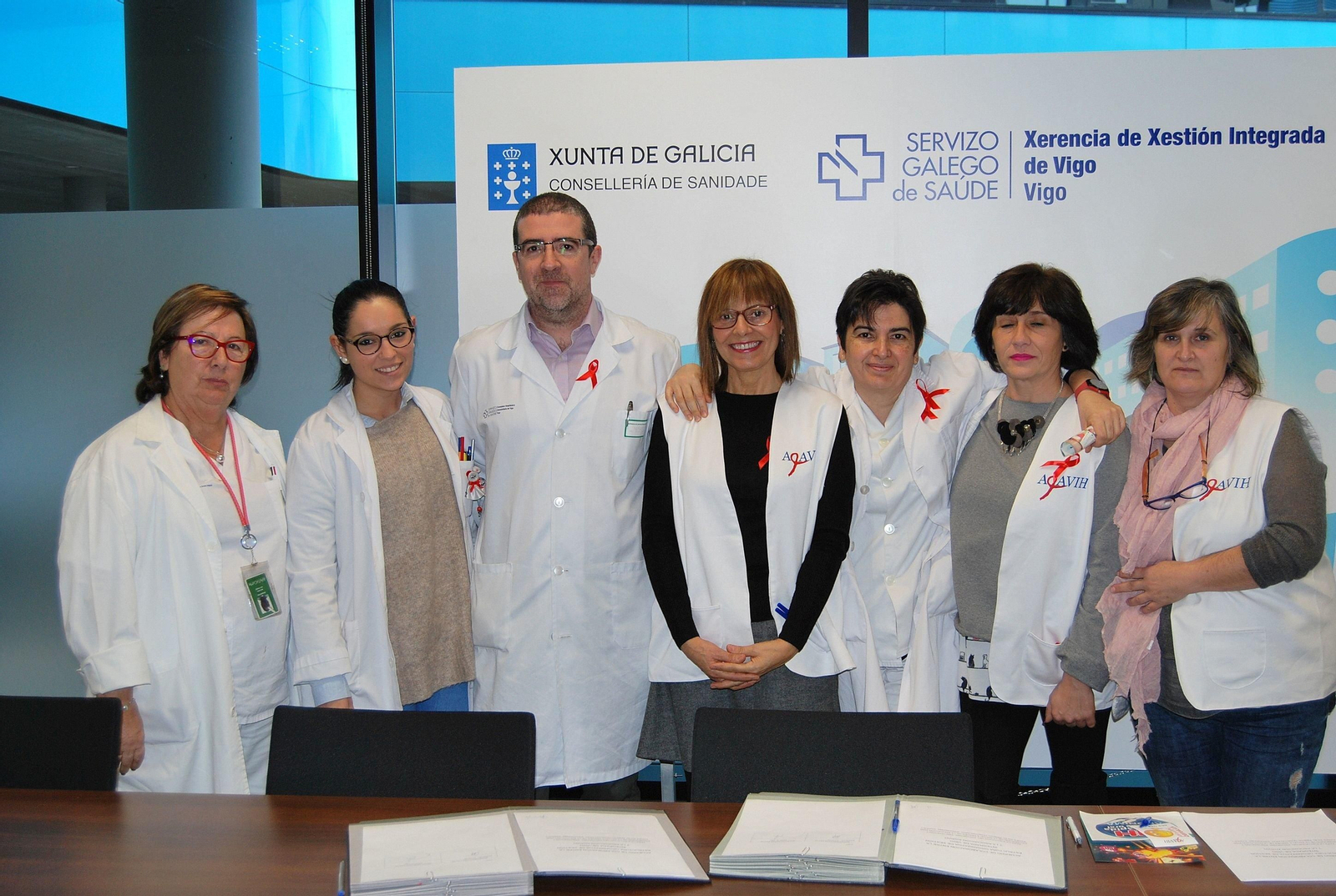 El gerente del área con miembros de la asociación gallega de afectados.