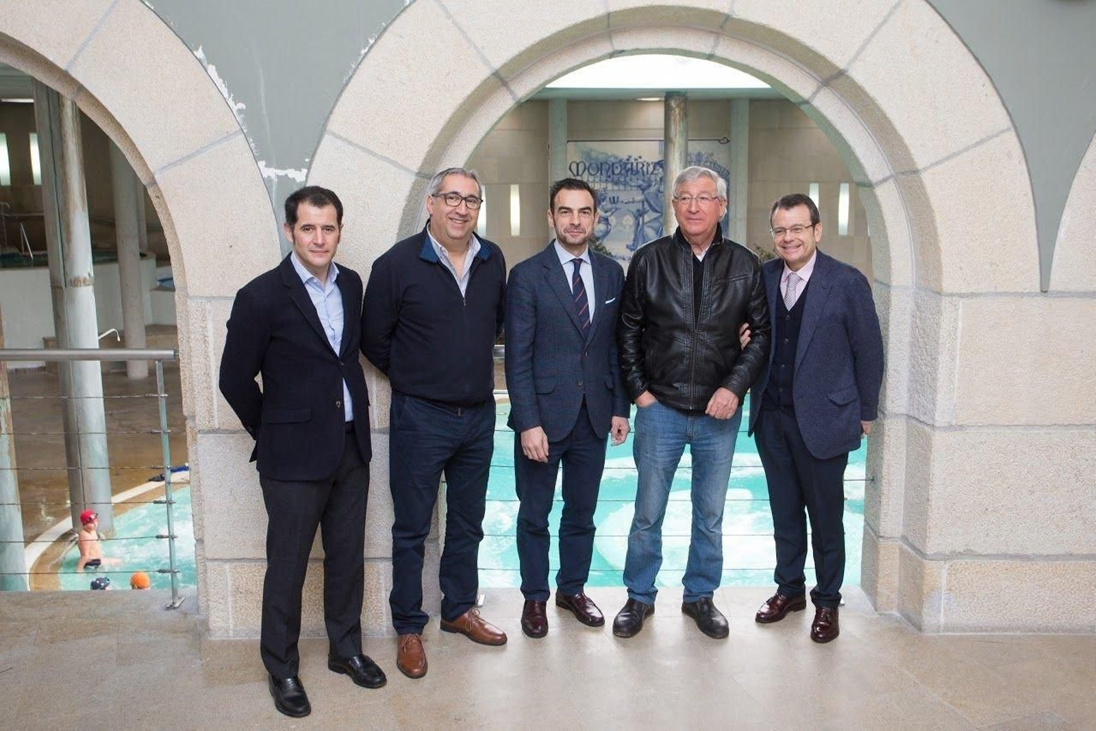 Bernardo Tahoces, ayer, con el alcalde y responsables del complejo termal.