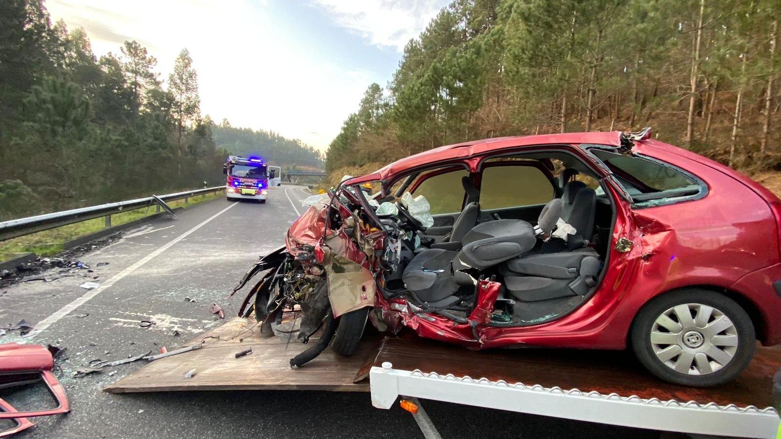 Un muerto y tres heridos graves en una colisión frontal en Caldas de Reis // Alberte