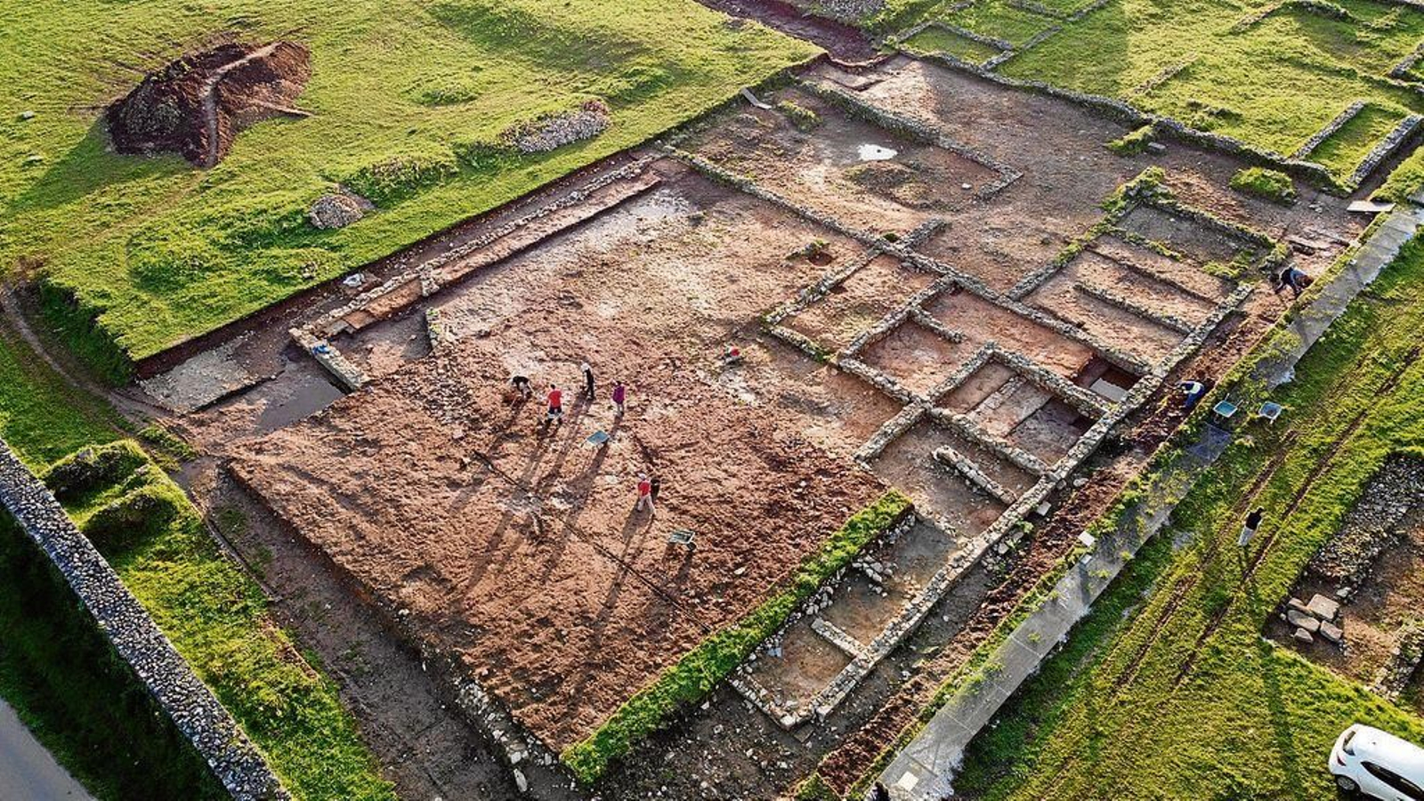 Un grupo de arqueólogos realizando traballos no campamento da Ciadella.