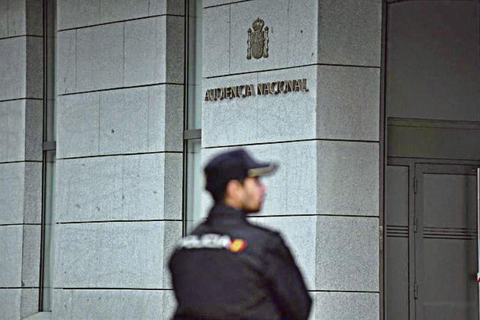Un agente de Policía en la entrada de la Audiencia Nacional.