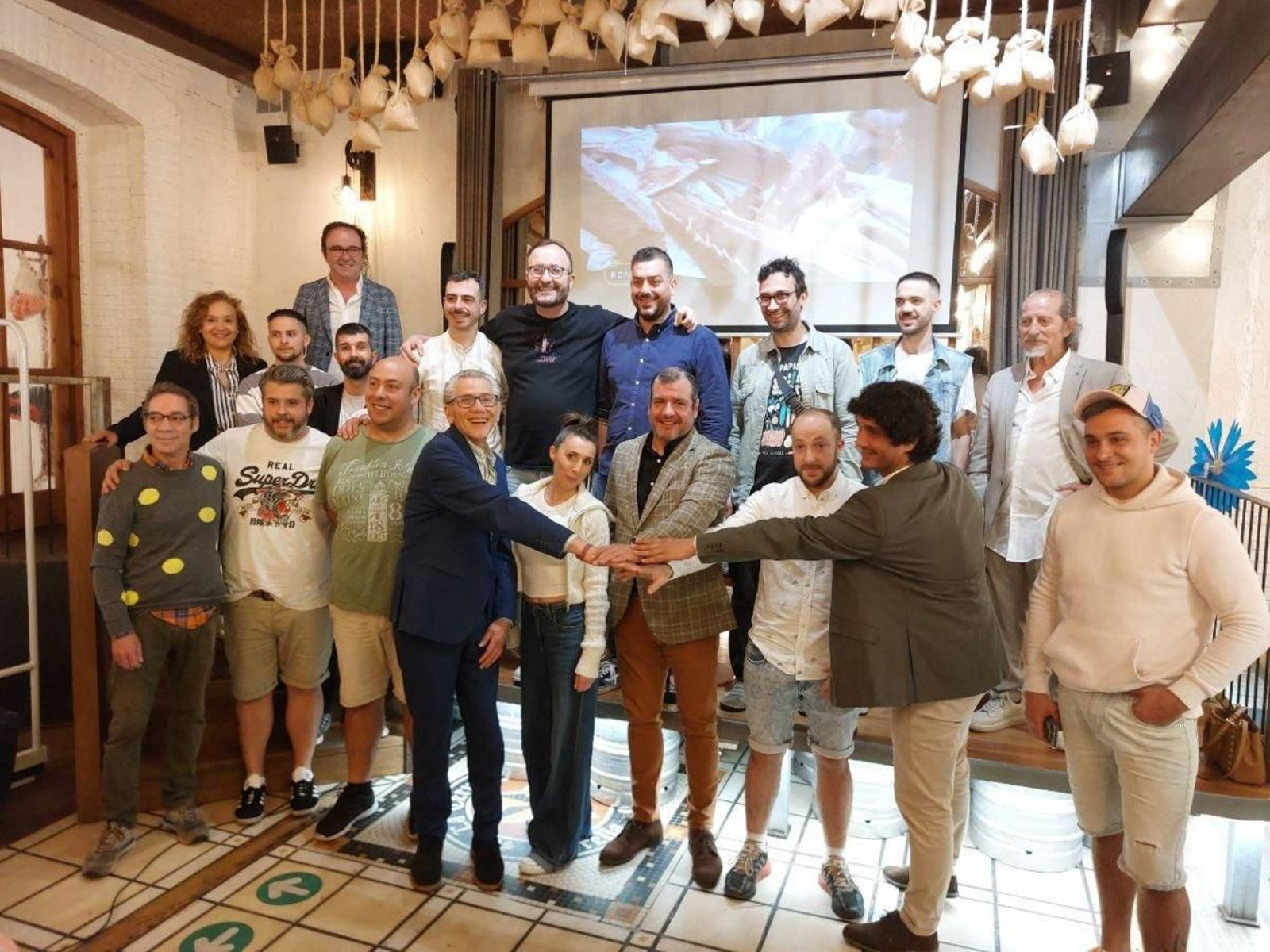 Javier Touza, de ARVI, con representantes de los restaurantes que participarán en el Seafest.