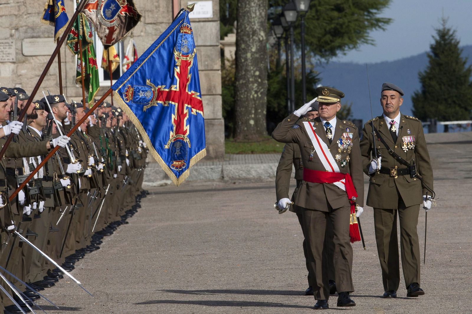 El general Cebrián, pasando revista a las tropas en la base pontevedresa.