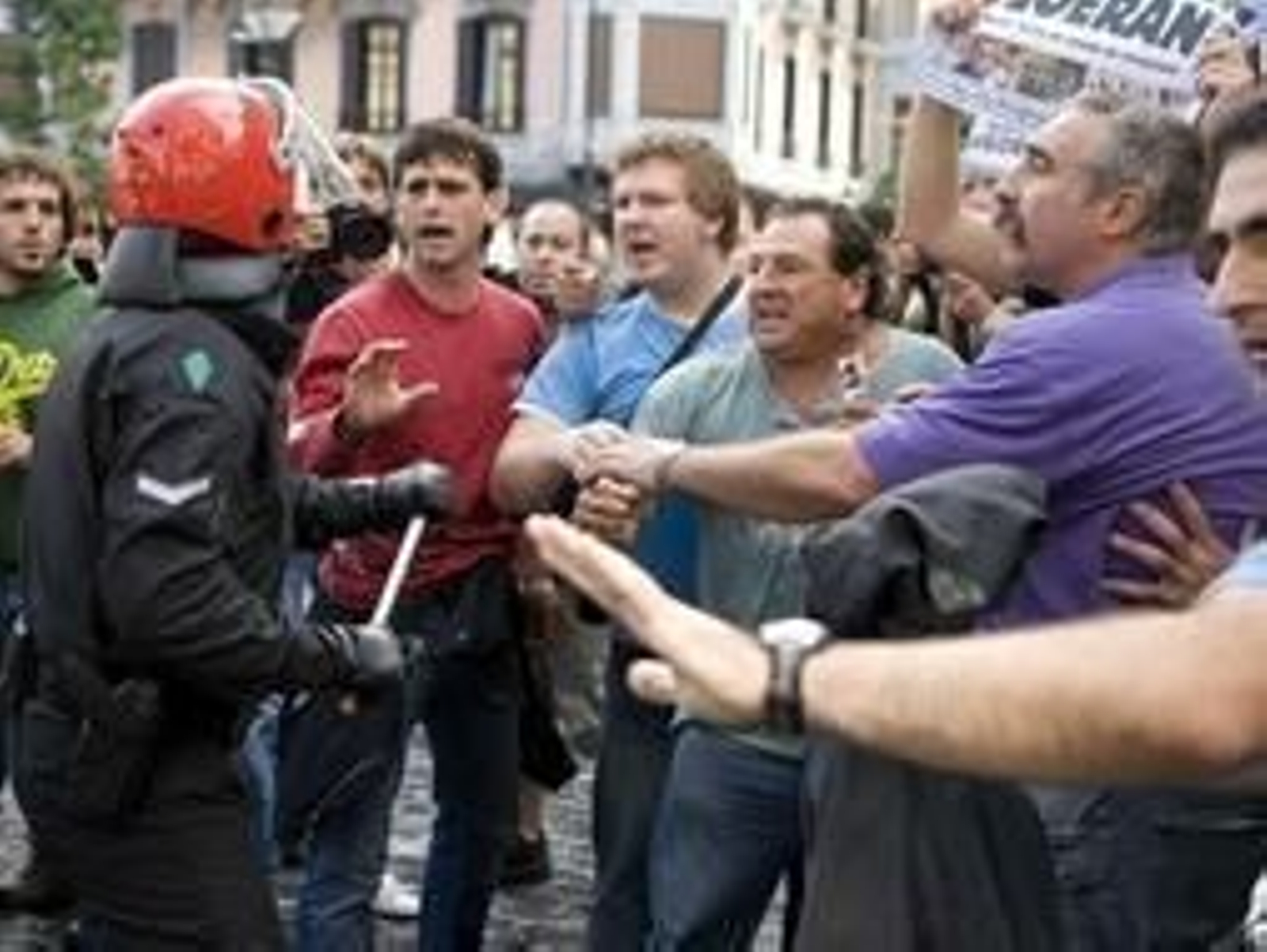 La Policía vasca carga para impedir la marcha ilegal a favor de los presos de ETA (Foto: EFE)