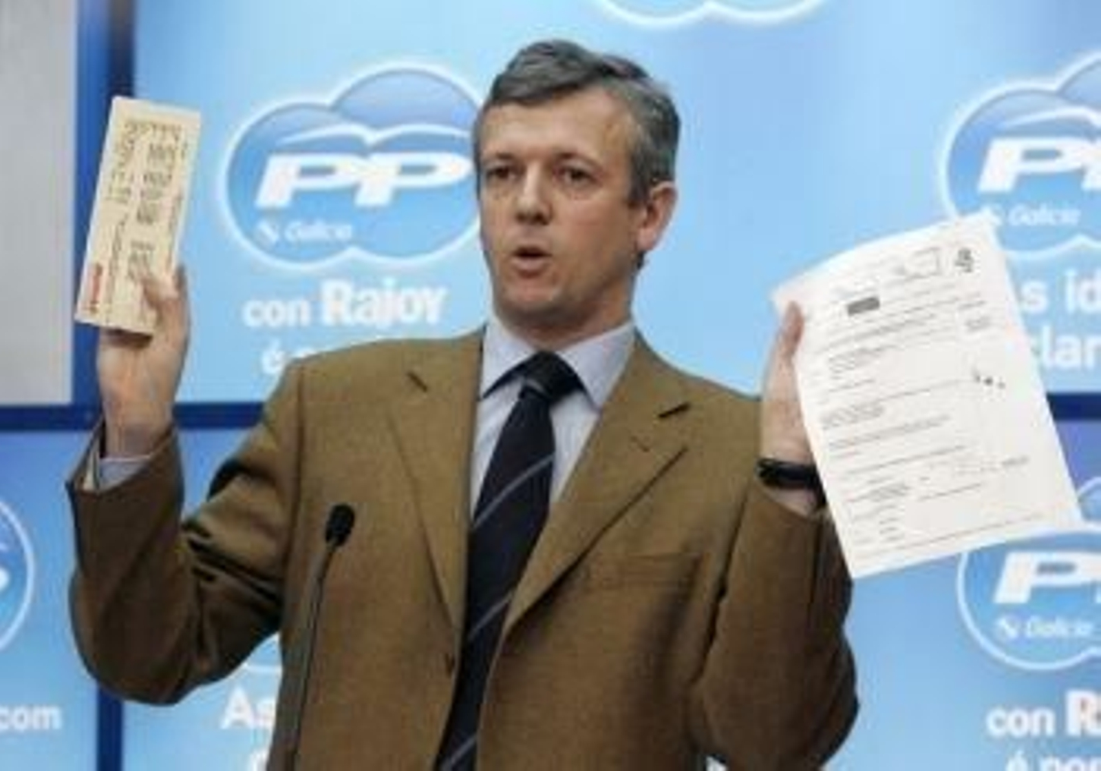 Alfonso Rueda muestra documentos sobre el caso.