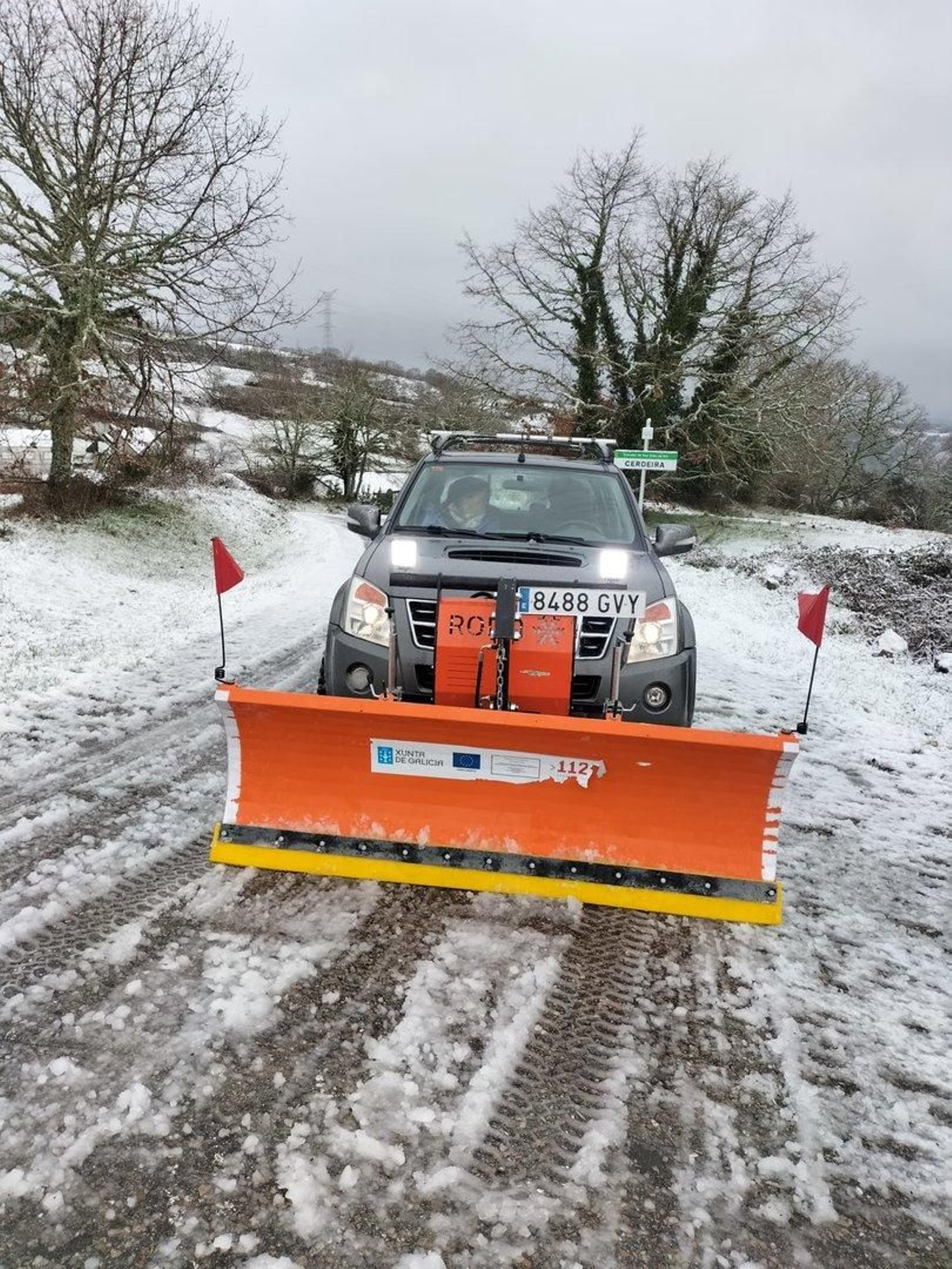 Un quitanieves en Cedeira.