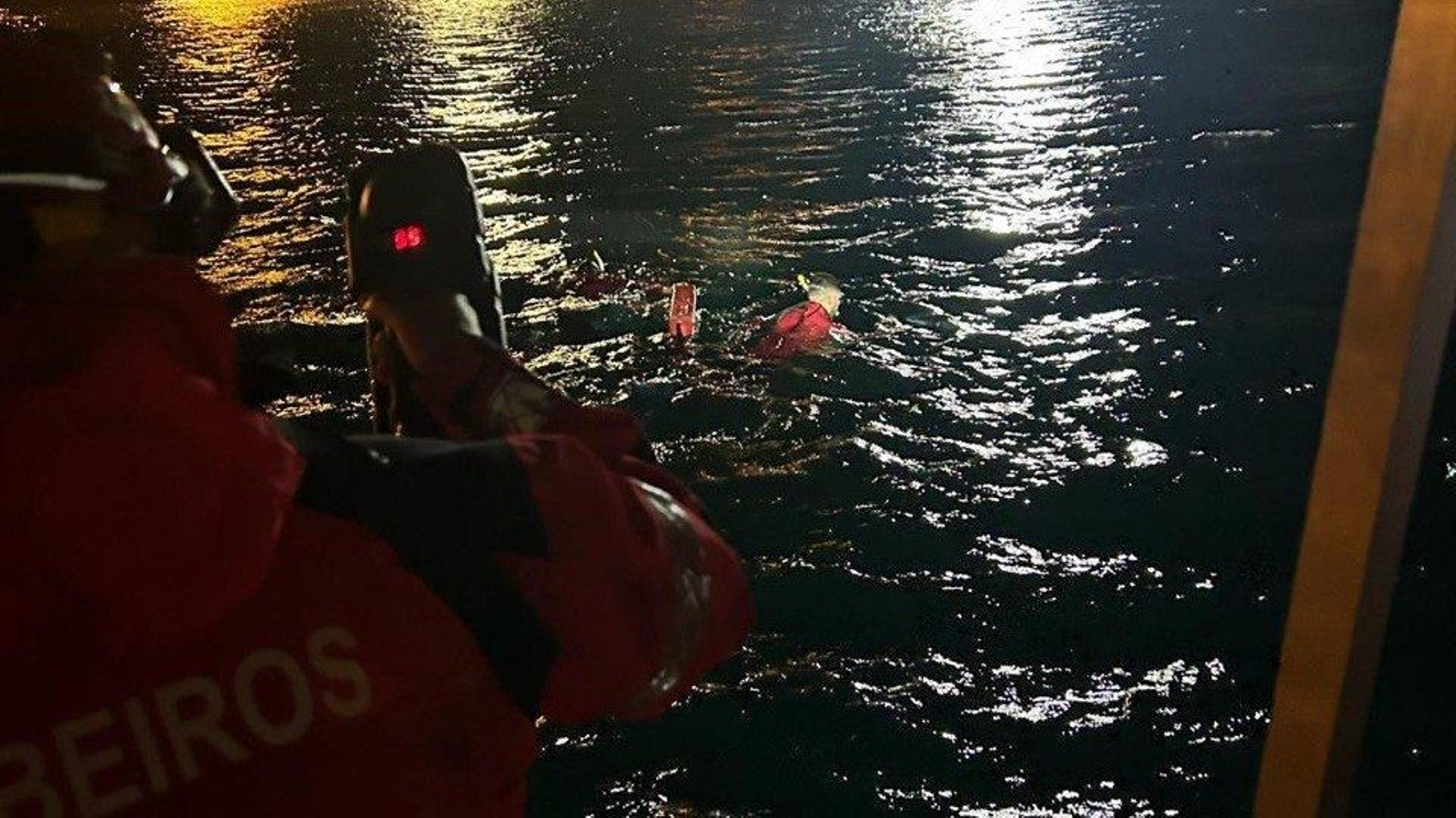Bomberos en el rescate del hombre que se precipitó al mar con su coche en Portonovo.