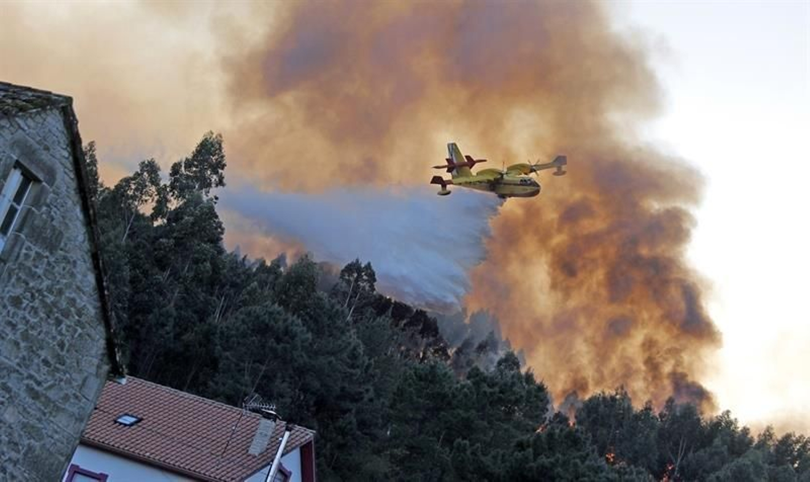 Un hidroavión participa en las tareas de extinción del incendio detectado en la localidad coruñesa de Rianxo