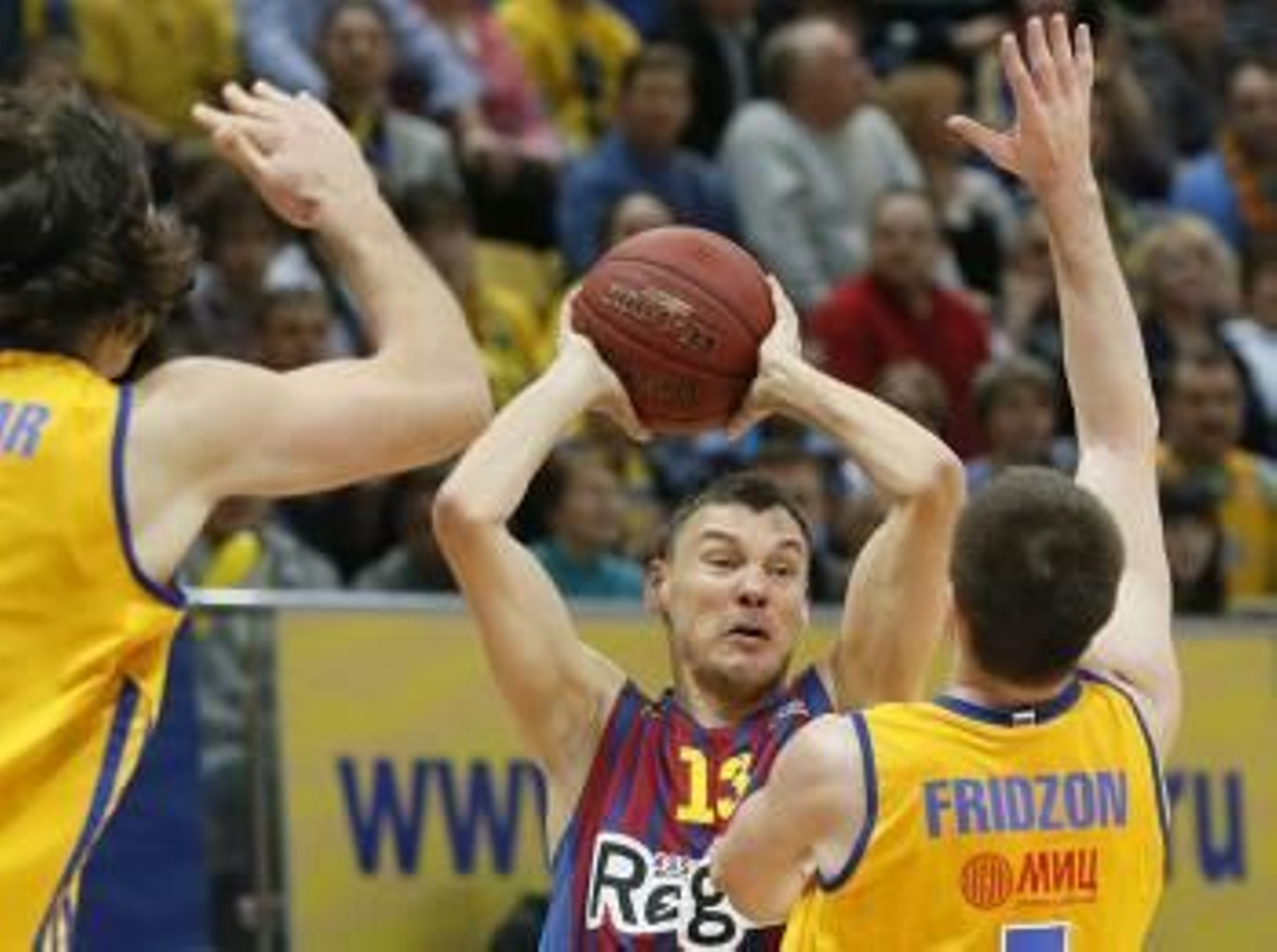 Los jugadores del Khimki ruso, Vitaly Fridzon (d) y Kresimir Loncar (i), luchan por el balón con el base lituano Sarunas Jasikevicius (Foto: EFE)
