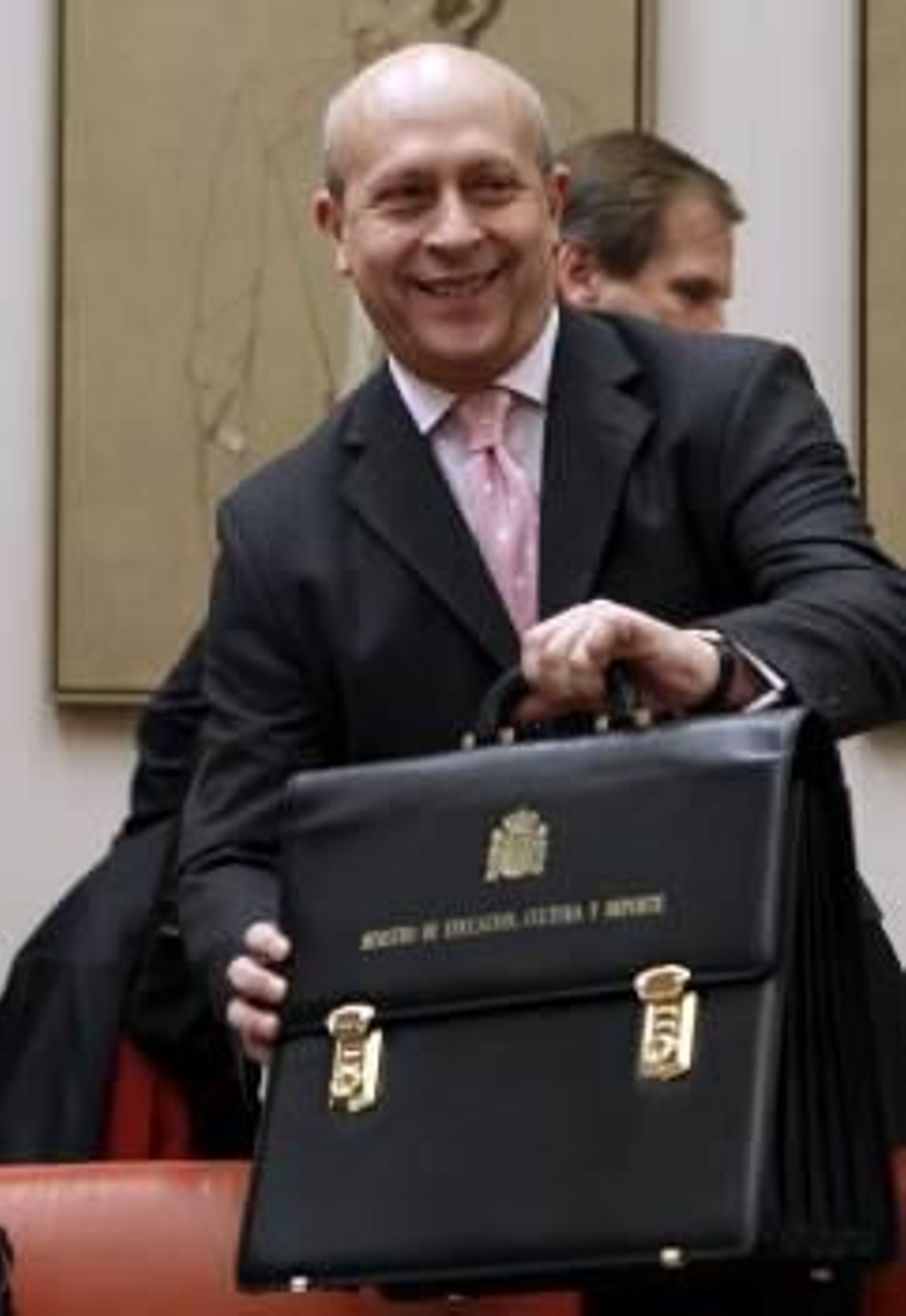 El ministro de Educación, Cultura y Deporte, José Ignacio Wert, antes de iniciar hoy su comparecencia en la Comisión de Cultura del Congreso de los Diputados (Foto: EFE)