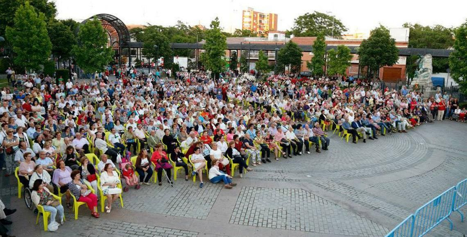Público asistente al Día de las Regiones, celebrado en la Plaza del Pradillo de Móstoles.