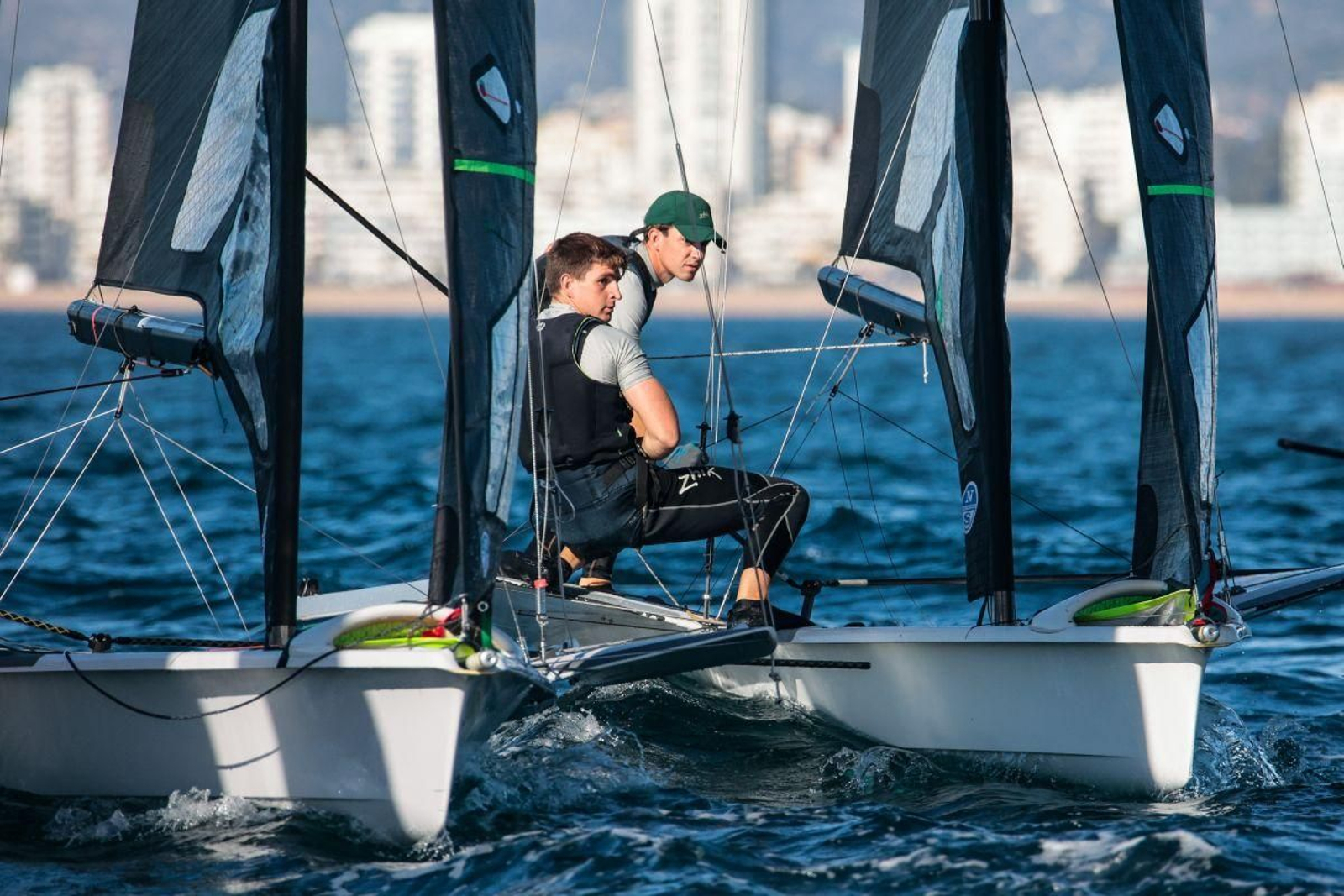Los hermanos vigueses Martín y Jaime Wizner están completando un gran Campeonato de Europa en aguas de Vilamoura, en Portugal.
