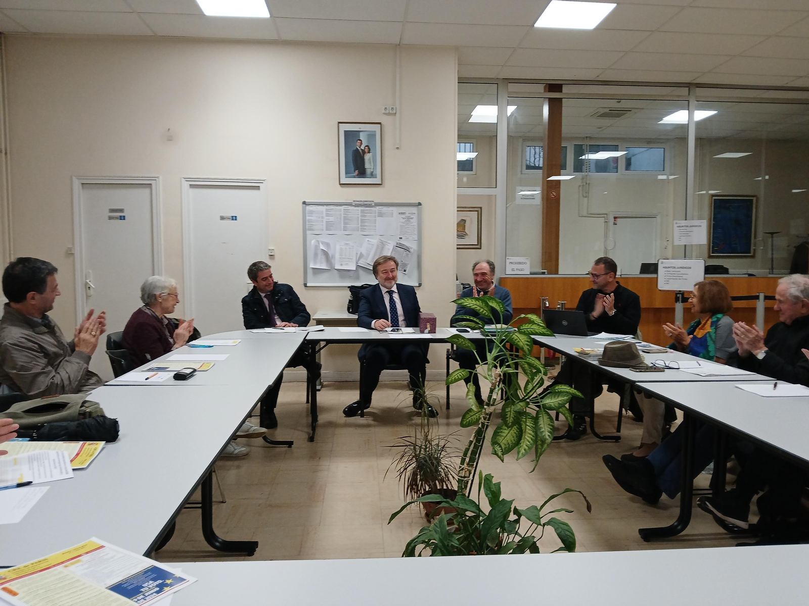 El cónsul general de España en la Demarcación Consular de París, Javier Herrera García-Canturri presidió su última reunión con el CRE.