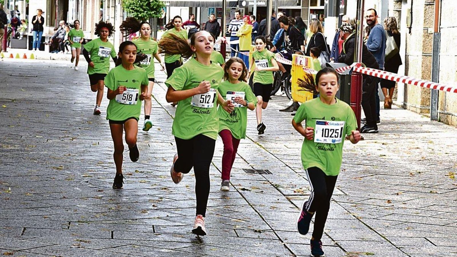 Un grupo de jóvenes corredores participan en un evento deportivo en Salceda de Caselas este mes de mayo.