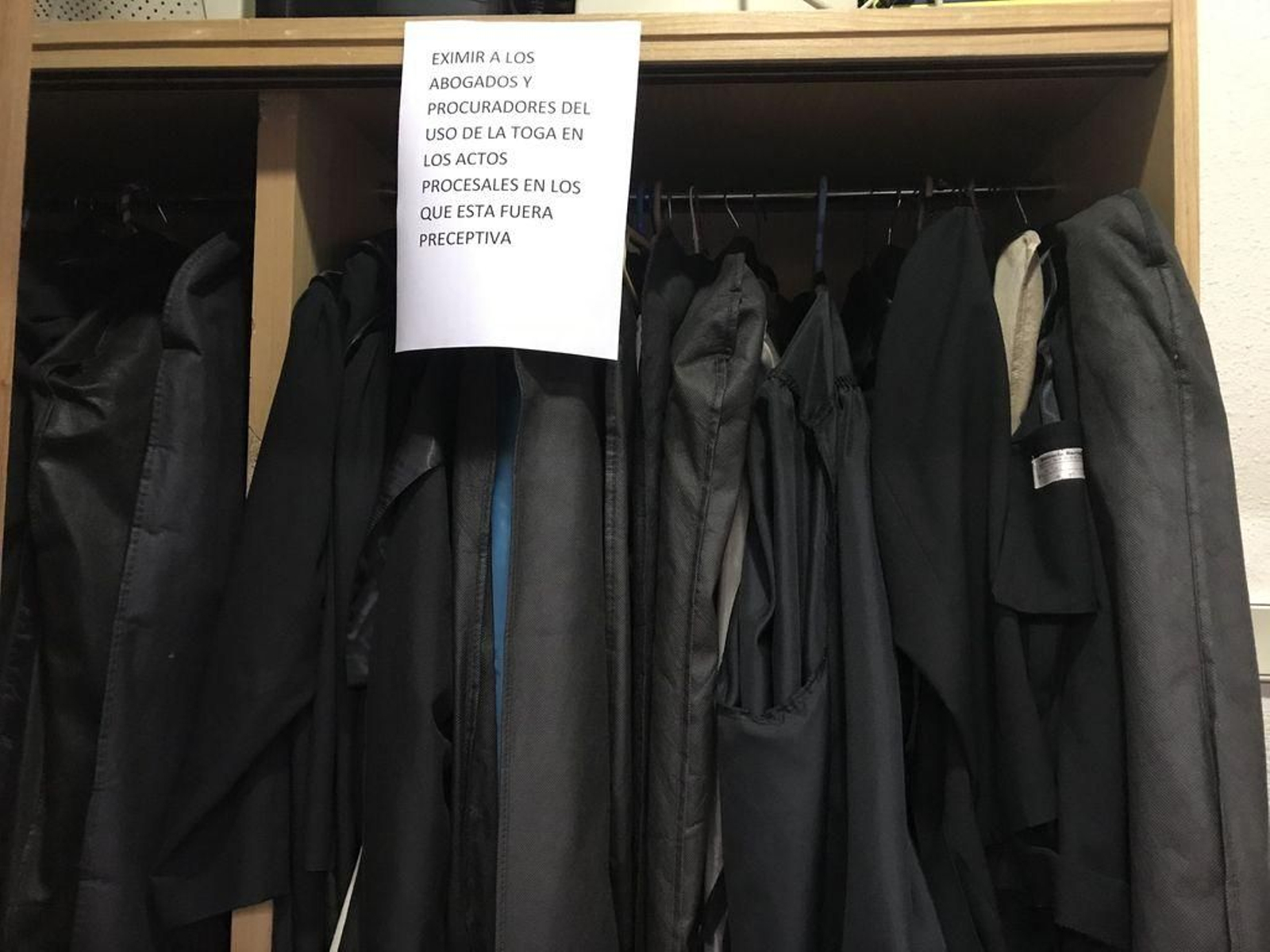 Las togas, ayer, colgadas, no fueron recogidas por abogados y procuradores. Carteles de prohibido el paso.