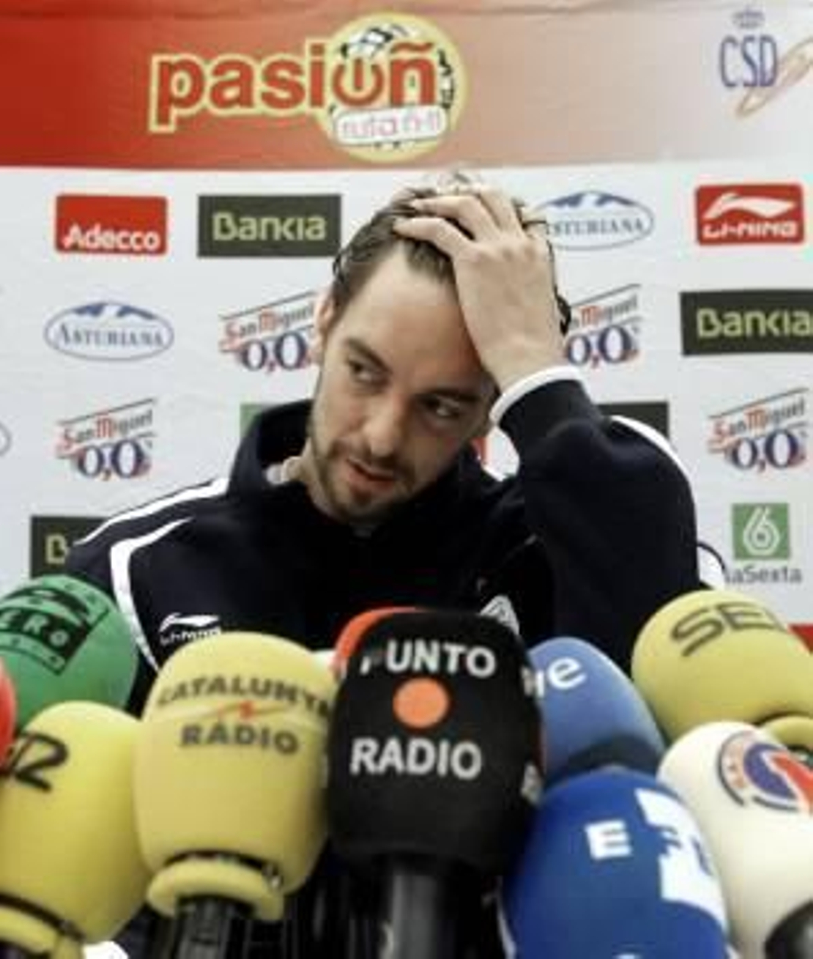 Pau Gasol, ayer rodeado de micrófonos durante la comparecencia de prensa. (Foto: J. MARTÍN)