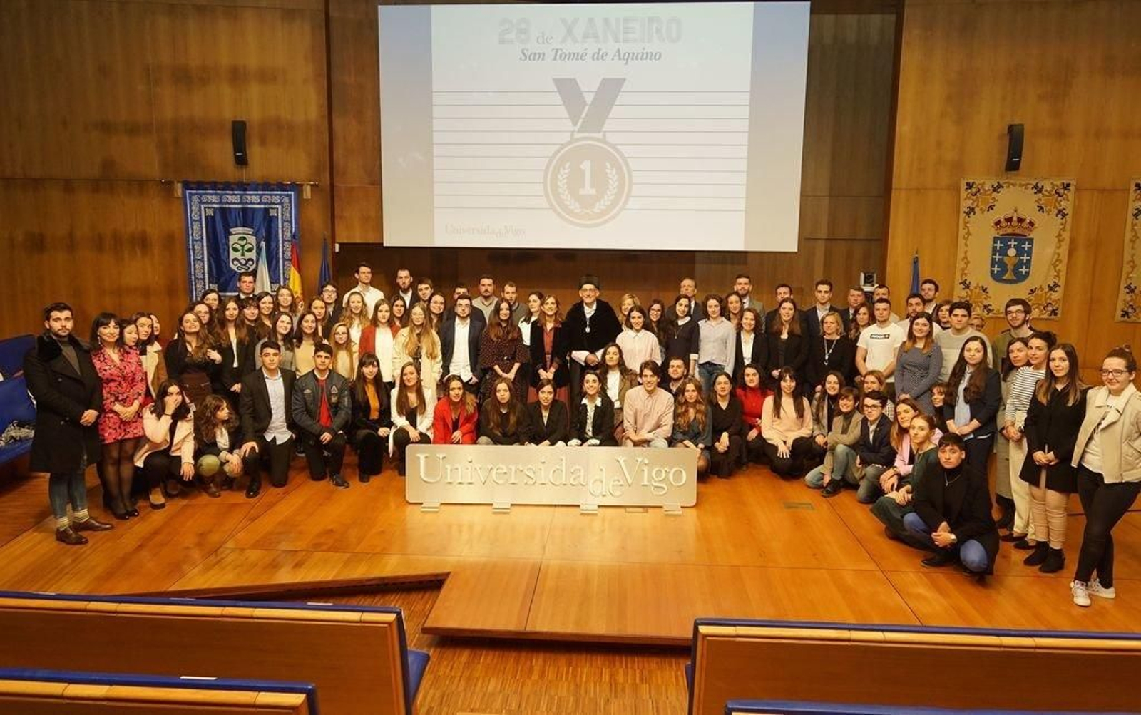 El rector y las autoridades, con los alumnos galardonados.