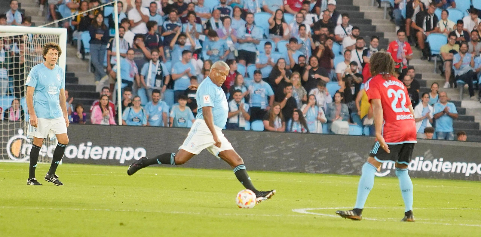 Mazinho volvió a pisar el césped de Balaídos.