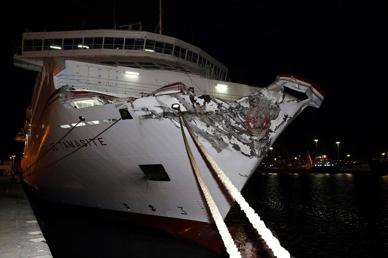 El "Volcán de Tamasite" chocó frontalmente contra el dique Nelson Mandela en las Palmas.