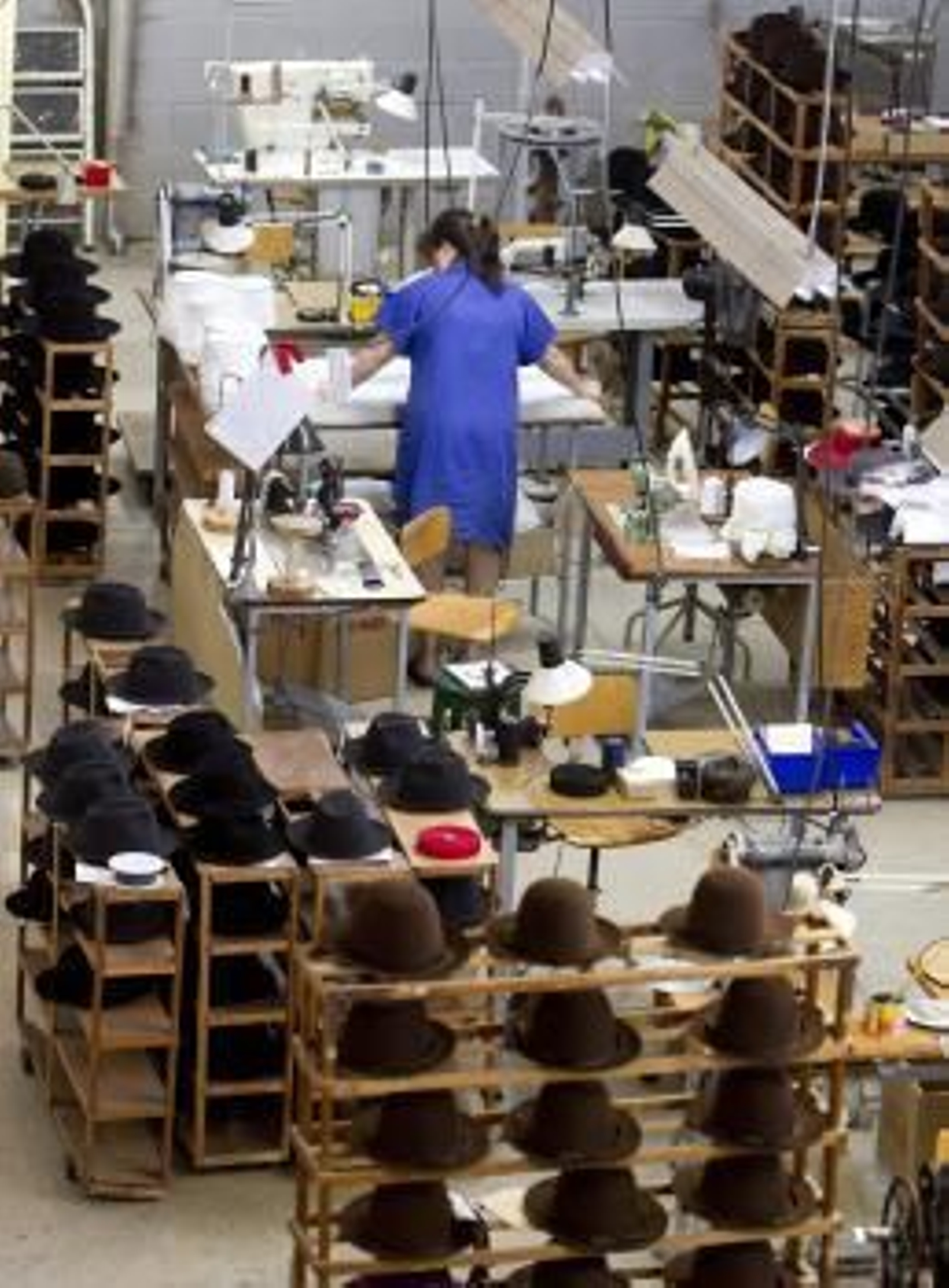 Una trabajadora de la fábrica ISESA de Sevilla durante el proceso de elaboración de uno de los 12.500 sombreros para judíos ortodoxos