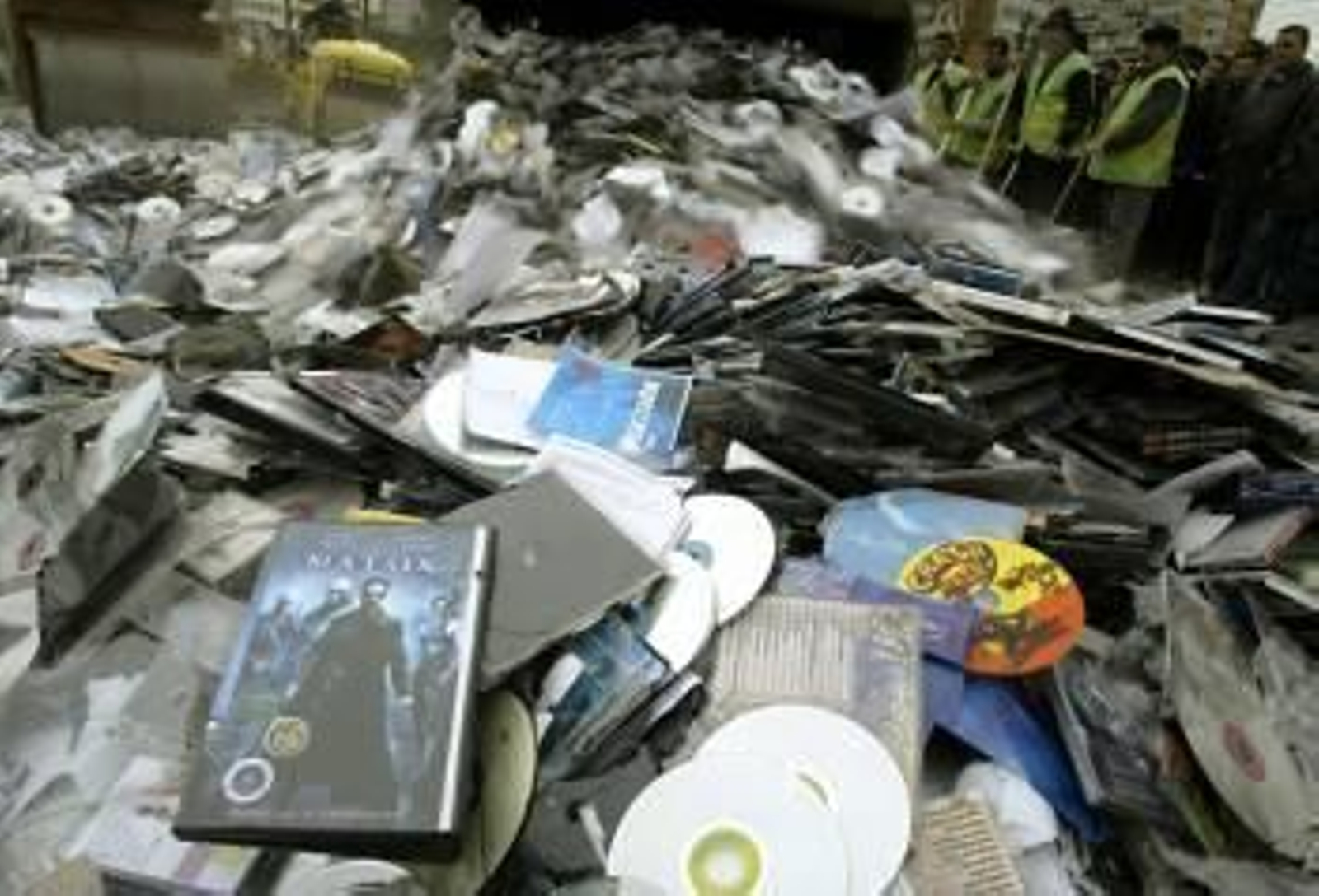 Destrucción de películas y cedés ilegales de música incautados por la Policía. (Foto: ARCHIVO)