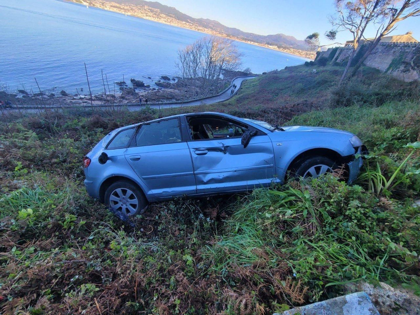 Un coche se cae desde el Parador de Baiona. // Cedida