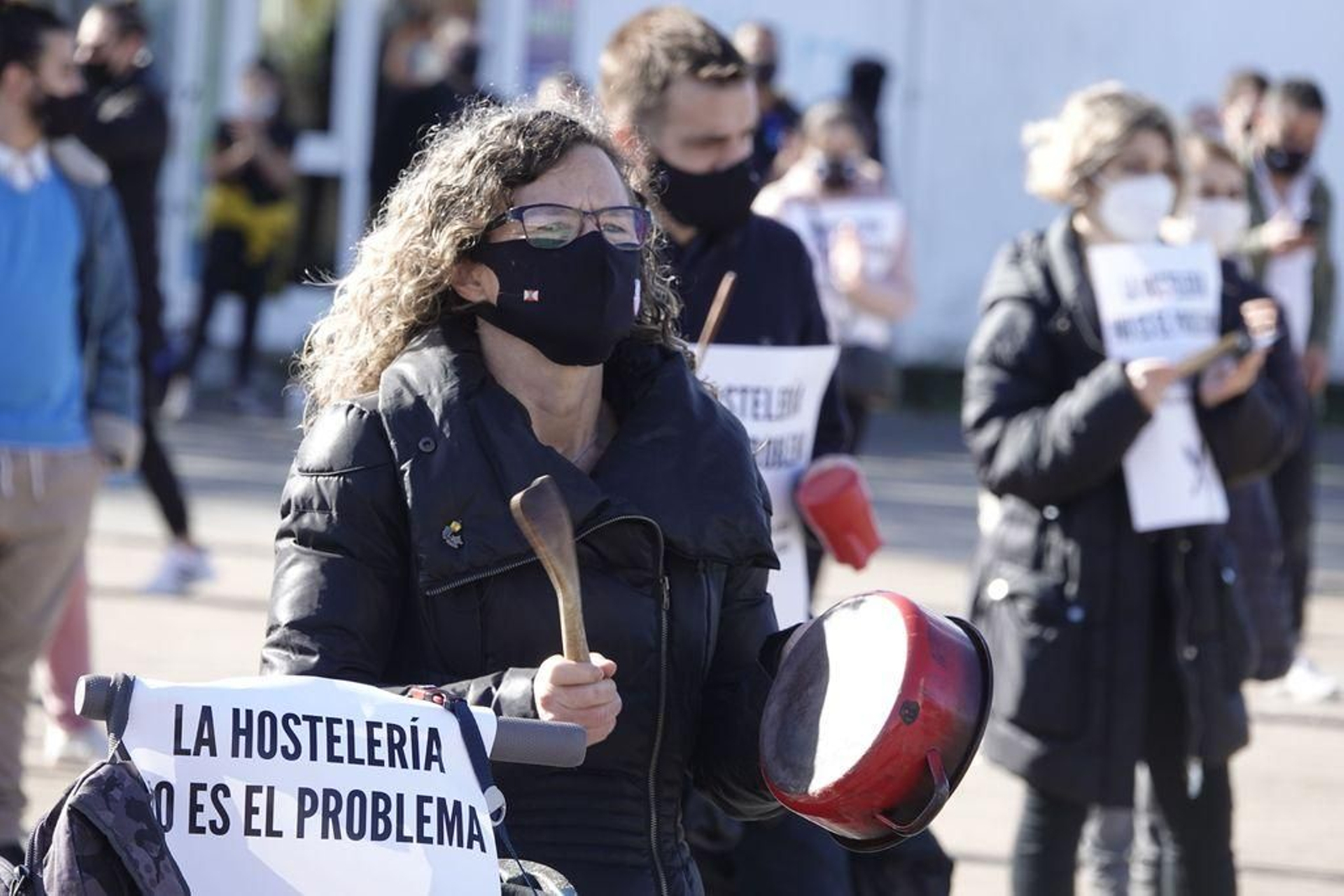 Los hosteleros se concentraron ayer ante el Concello para realizar una nueva cacerolada.