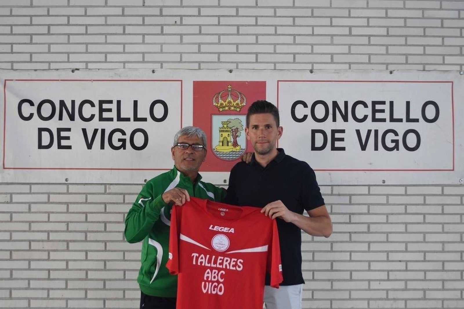 Lucas Fernández (derecha) posó sonriente con su nueva camiseta.