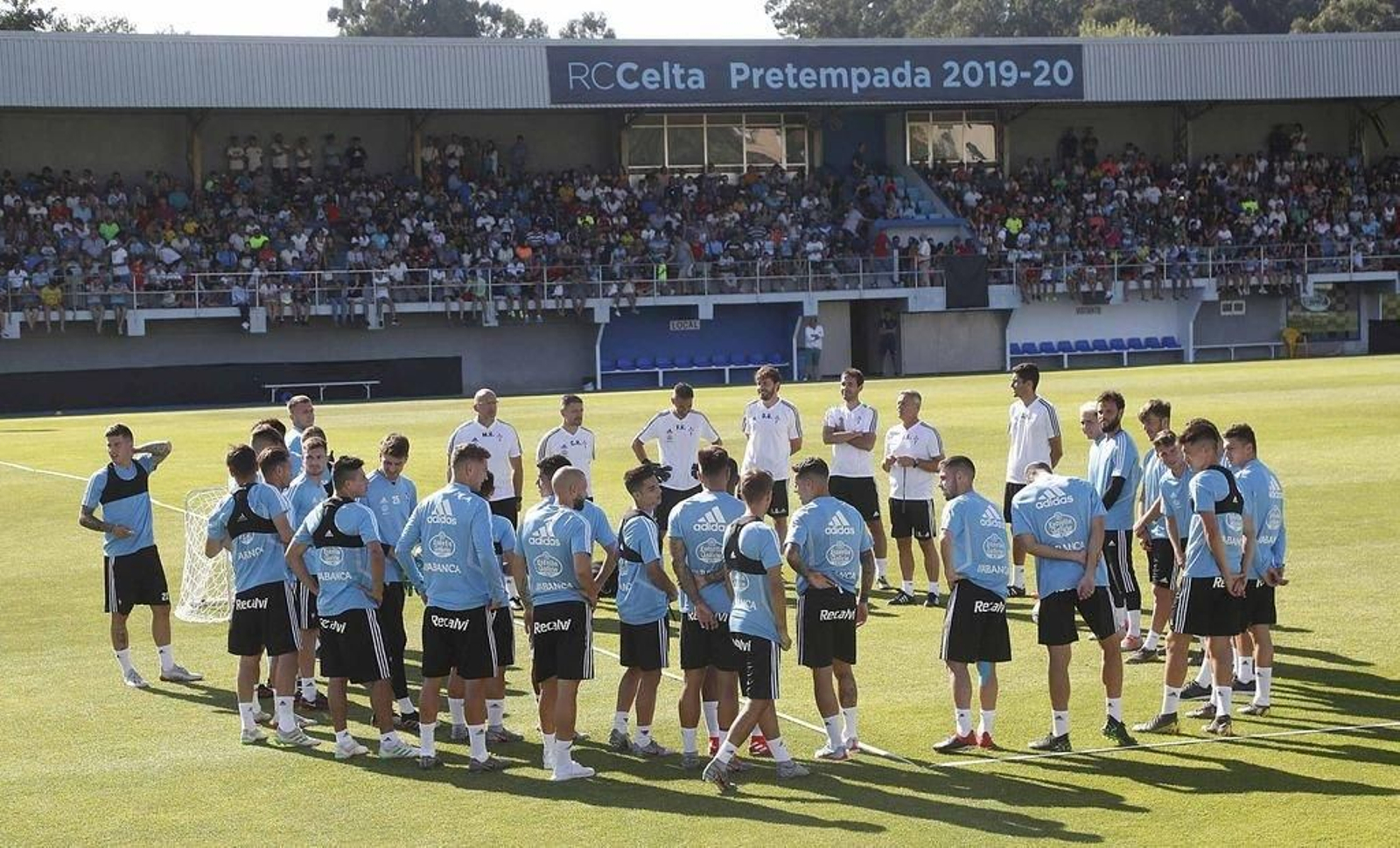 Unos 2.000 aficionados acudieron al entrenamiento abierto al público